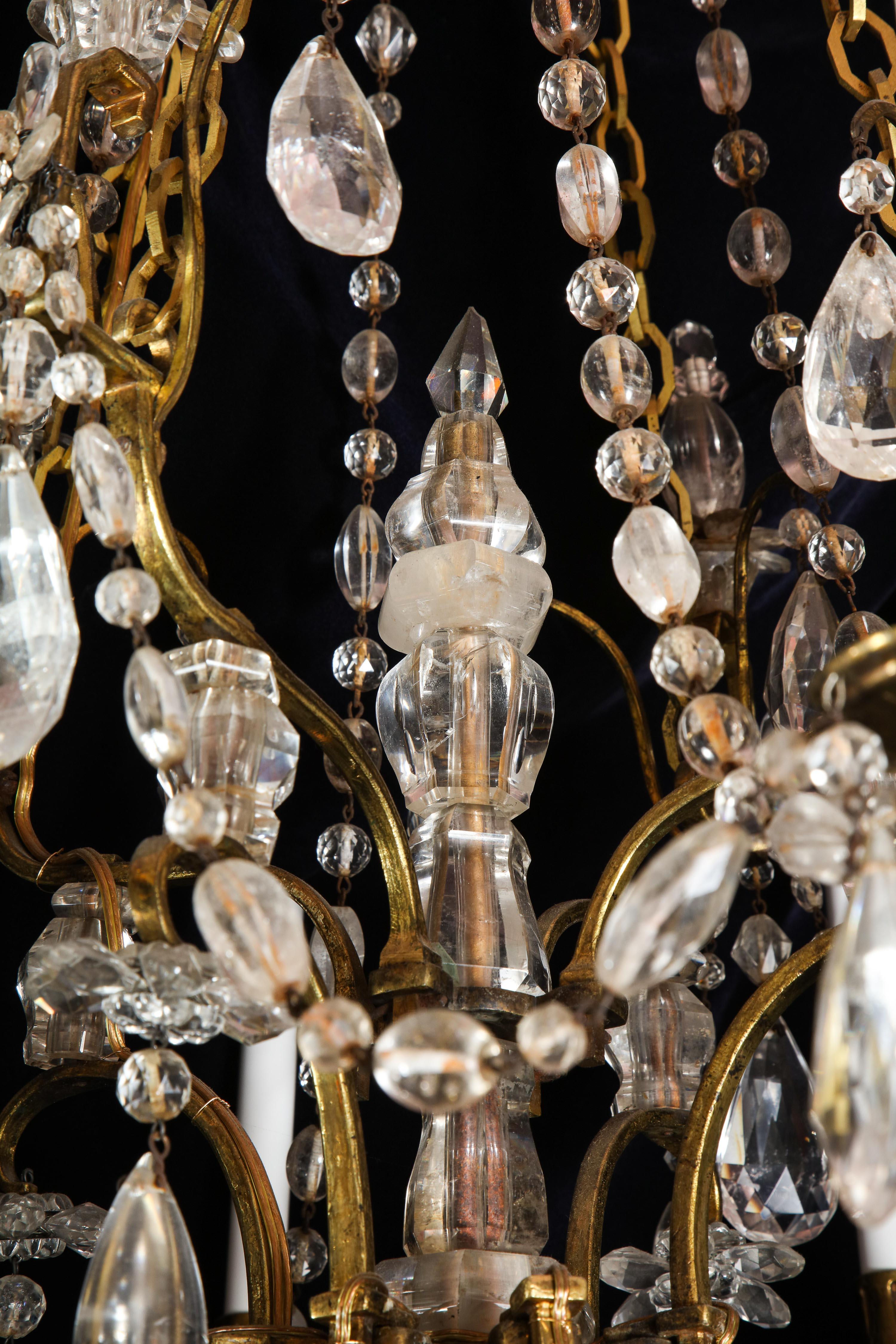 Mehrflammiger französischer Kronleuchter aus vergoldeter Bronze und geschliffenem Bergkristall im Louis-XVI.-Stil im Angebot 5