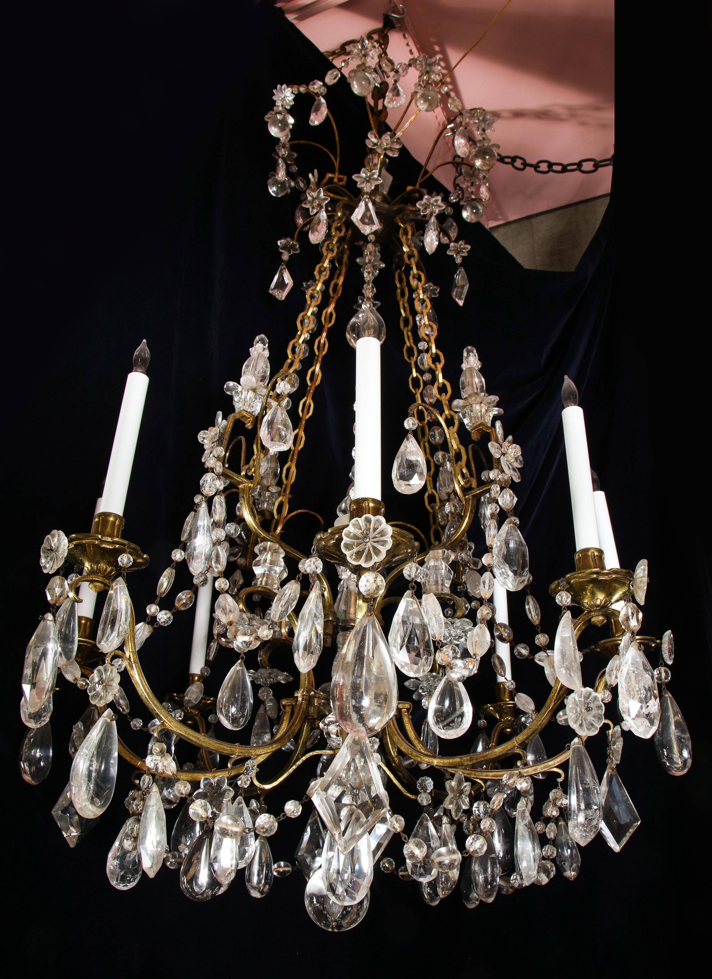 Mehrflammiger französischer Kronleuchter aus vergoldeter Bronze und geschliffenem Bergkristall im Louis-XVI.-Stil im Angebot 7