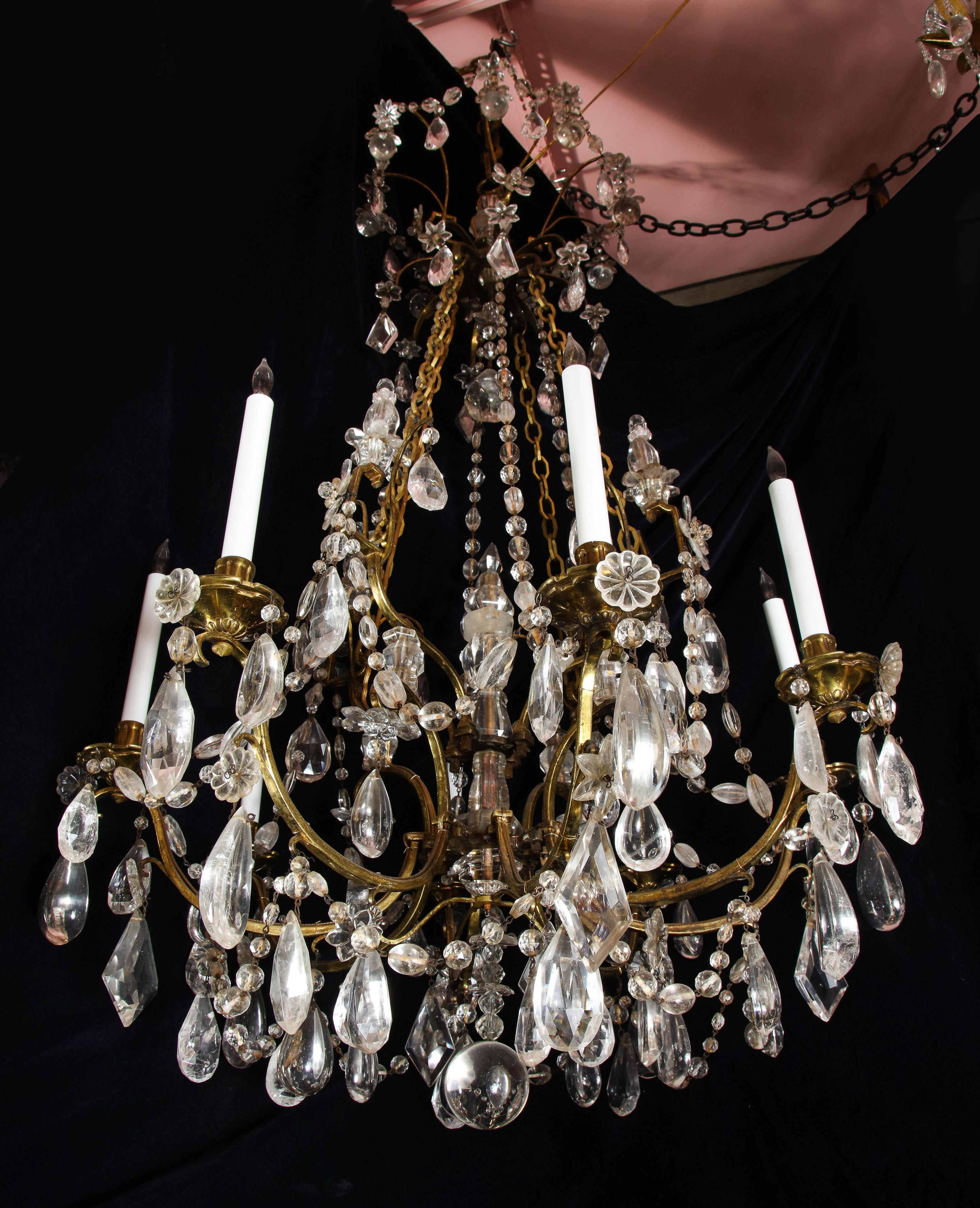 Mehrflammiger französischer Kronleuchter aus vergoldeter Bronze und geschliffenem Bergkristall im Louis-XVI.-Stil (20. Jahrhundert) im Angebot