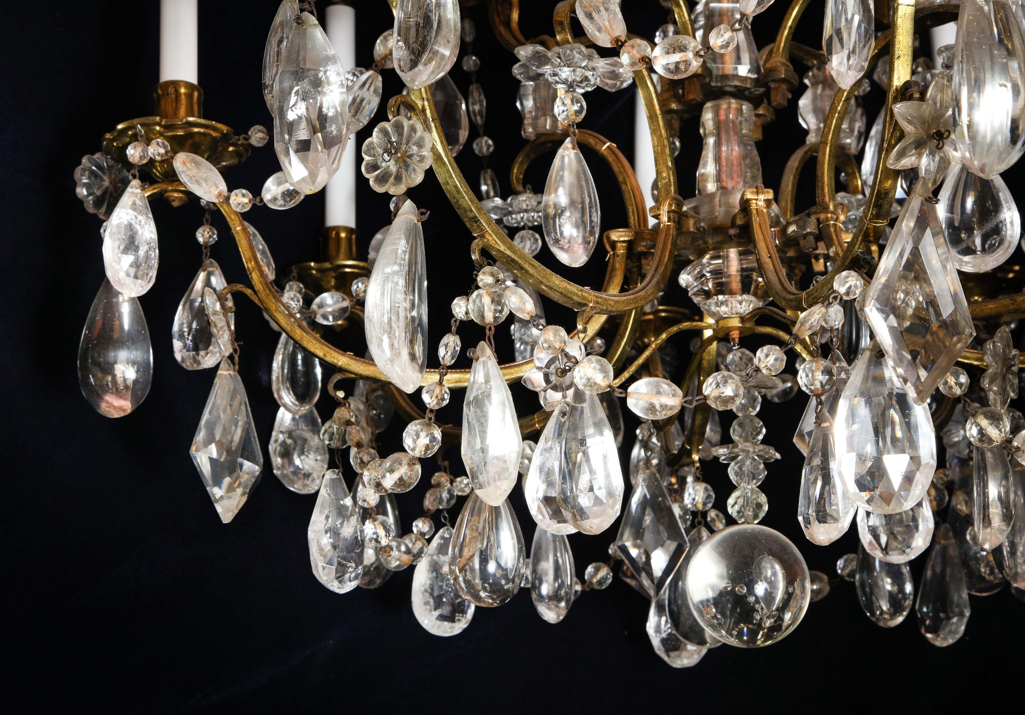 Lampadario francese a più luci in bronzo dorato e cristallo di rocca tagliato in stile Luigi XVI in vendita 1