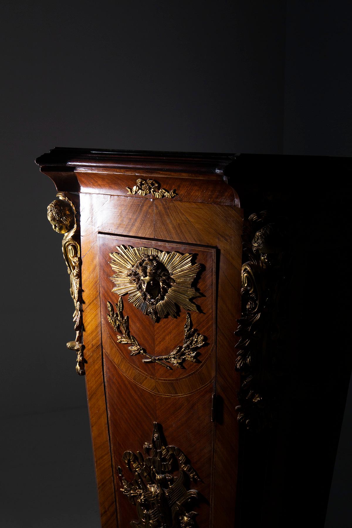 Ein französischer Holzsockel im Louis-XVI-Stil mit vergoldeter Bronze im Angebot 3