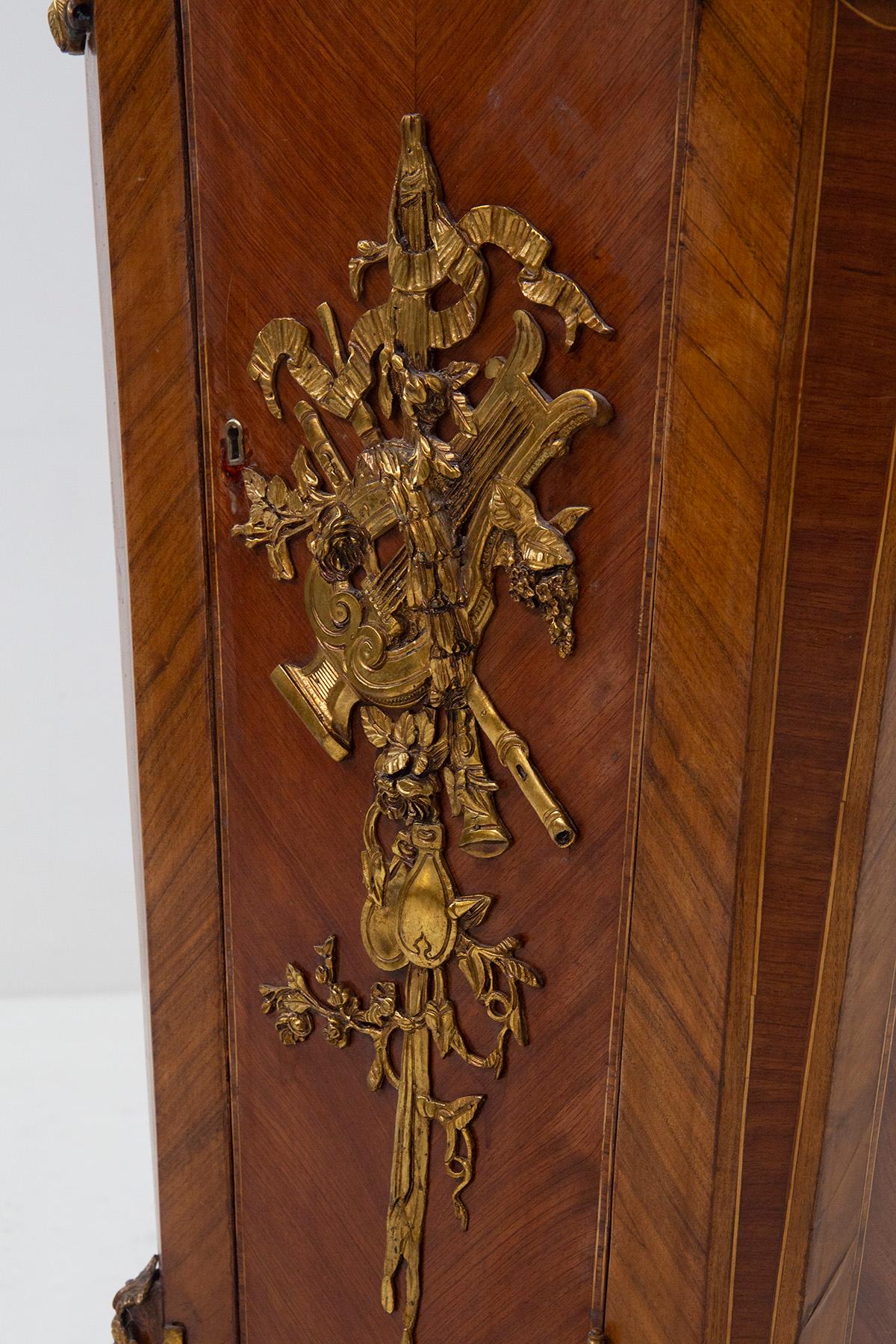 Piédestal en bois monté en bronze doré de style Louis XVI en vente 7
