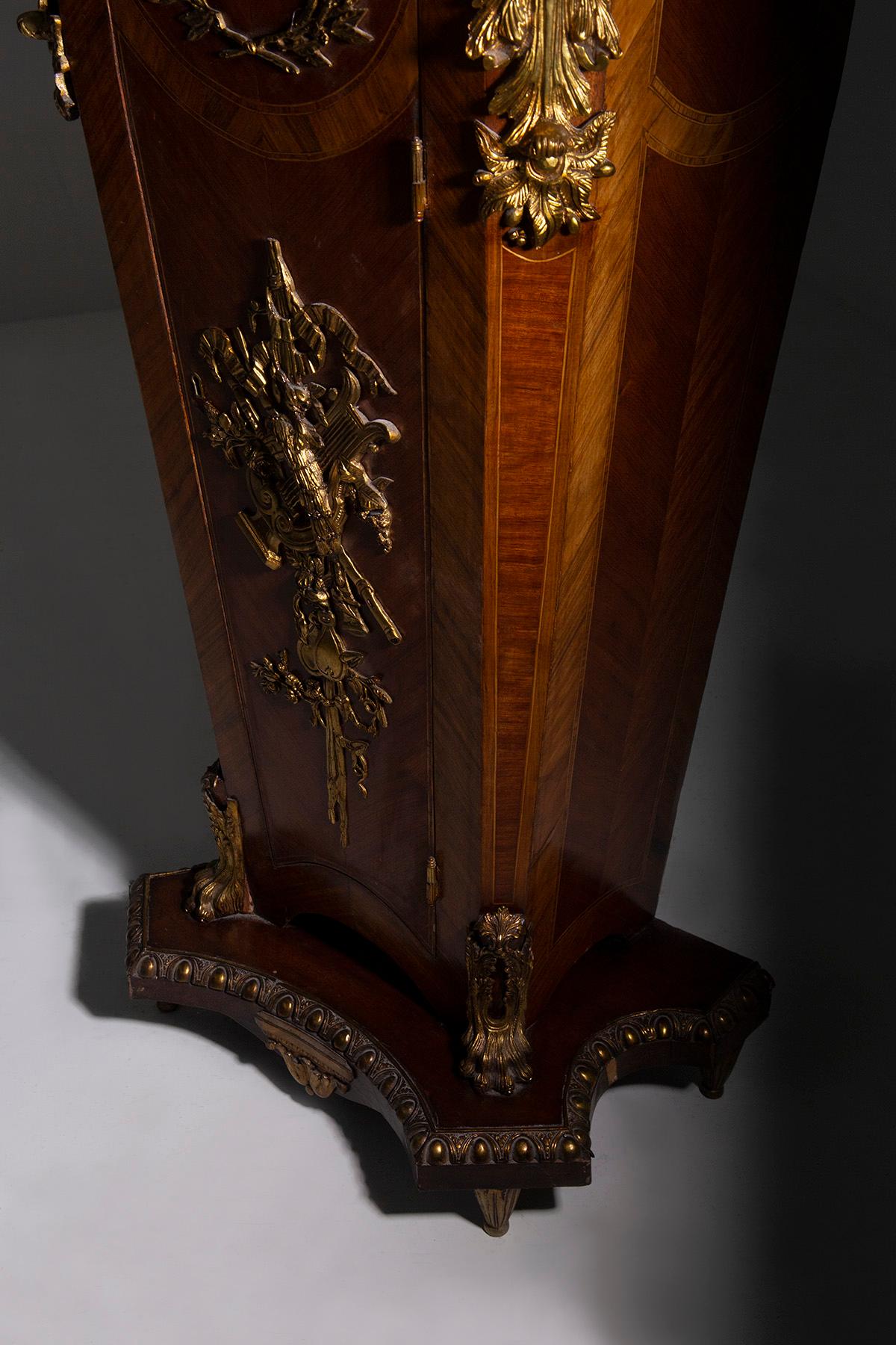 Piédestal en bois monté en bronze doré de style Louis XVI en vente 8