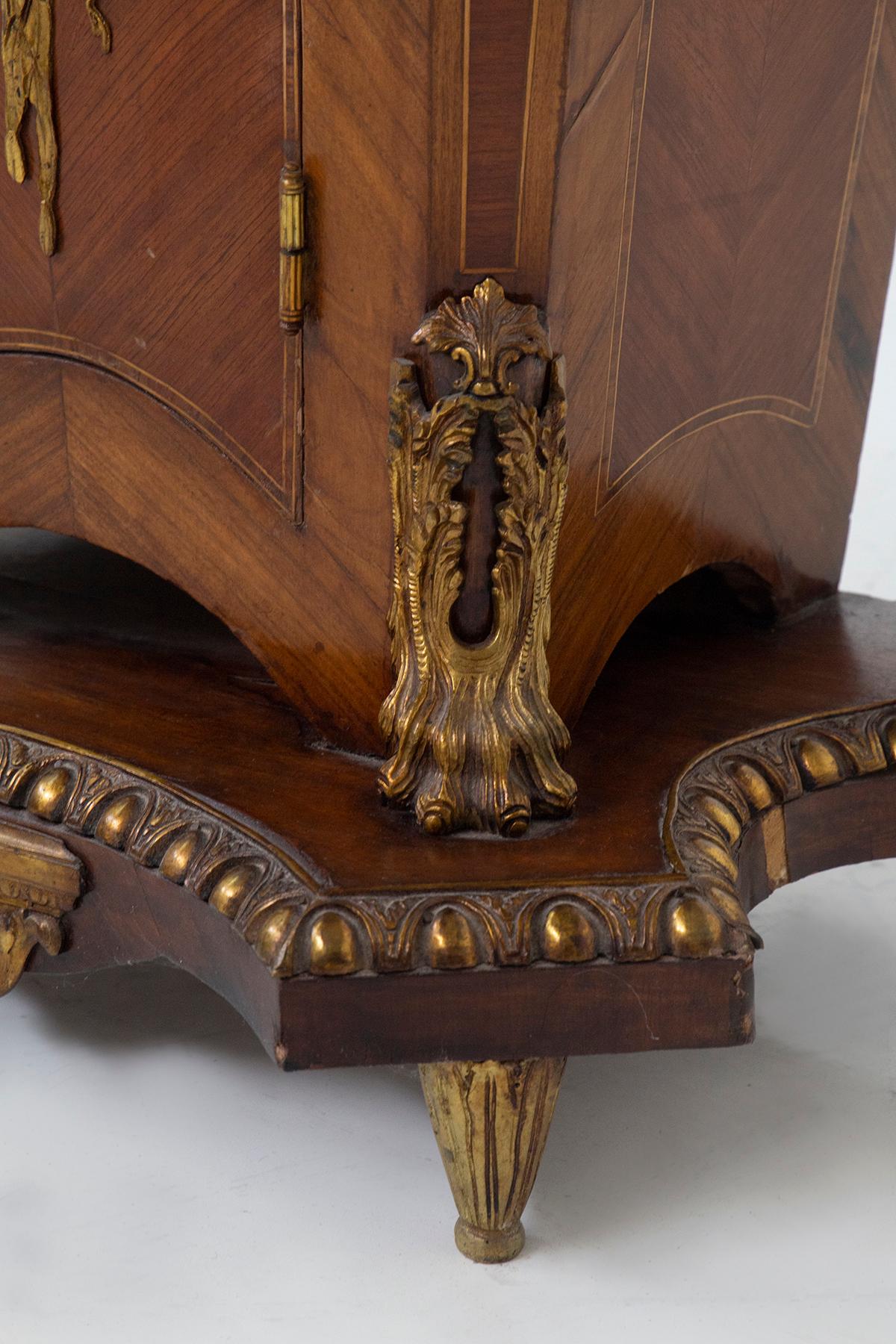 A French Louis XVI-style gilt bronze mounted wooden pedestal In Good Condition For Sale In Milano, IT