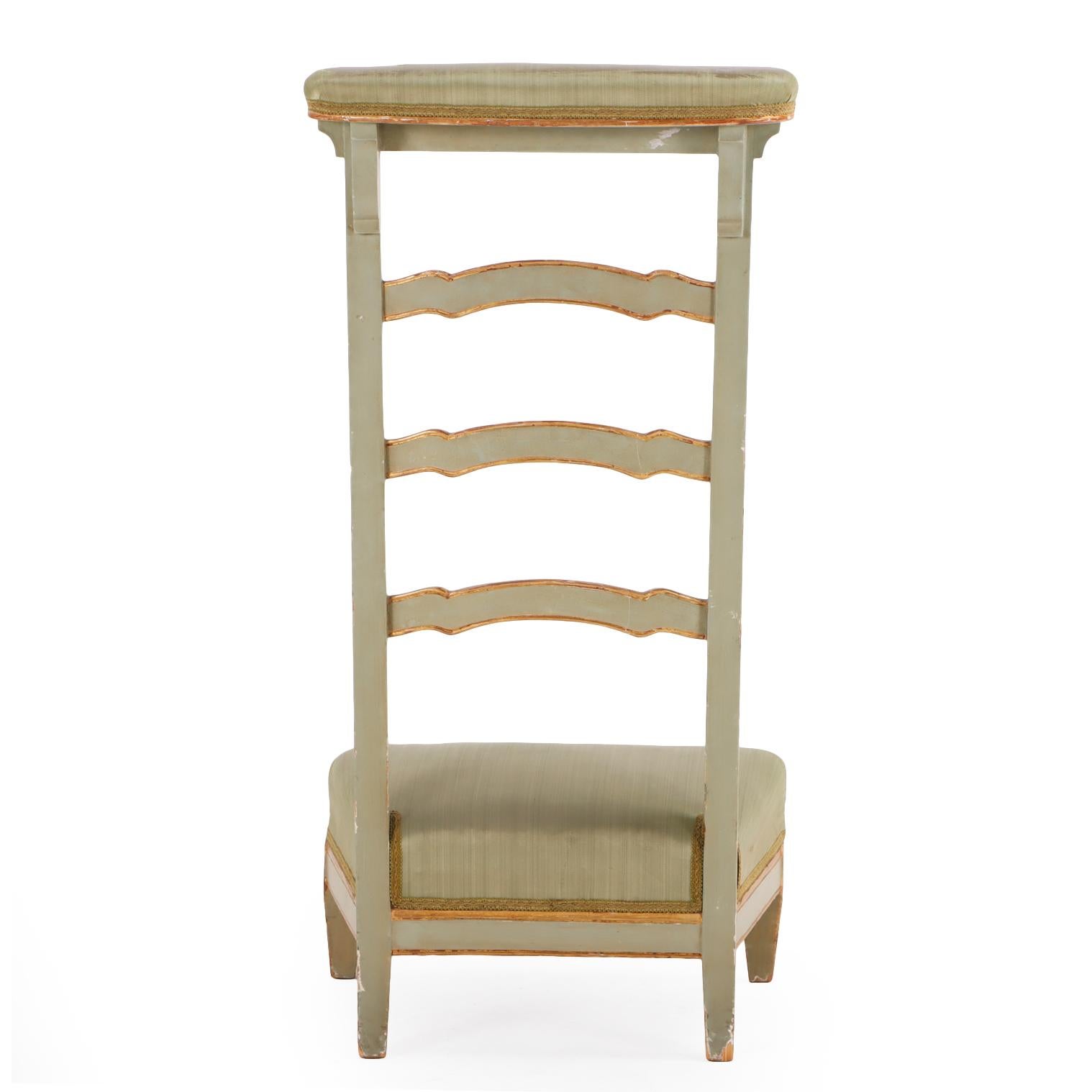 Fabriqué en France, vers 1910, cet agenouilloir traditionnel serait un endroit idéal pour votre méditation ou vos dévotions quotidiennes. Le plateau est rembourré, ce qui permet de placer confortablement les bras pendant la réflexion, sur trois