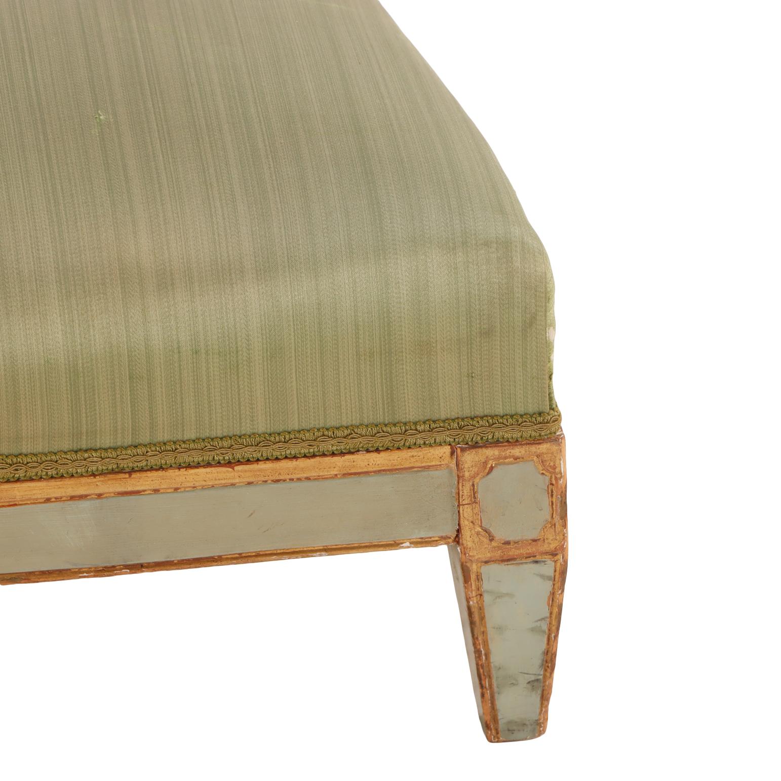 Français Agenouilloir / Valet de chambre de style Louis XVI français dans la manière de la Maison Jansen. en vente