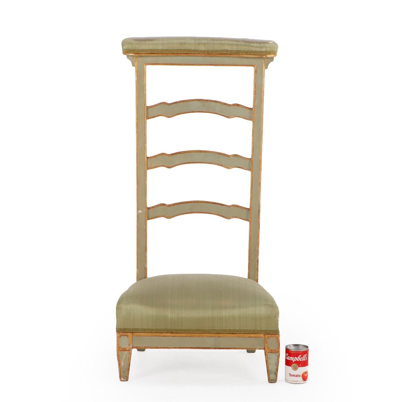 20ième siècle Agenouilloir / Valet de chambre de style Louis XVI français dans la manière de la Maison Jansen. en vente