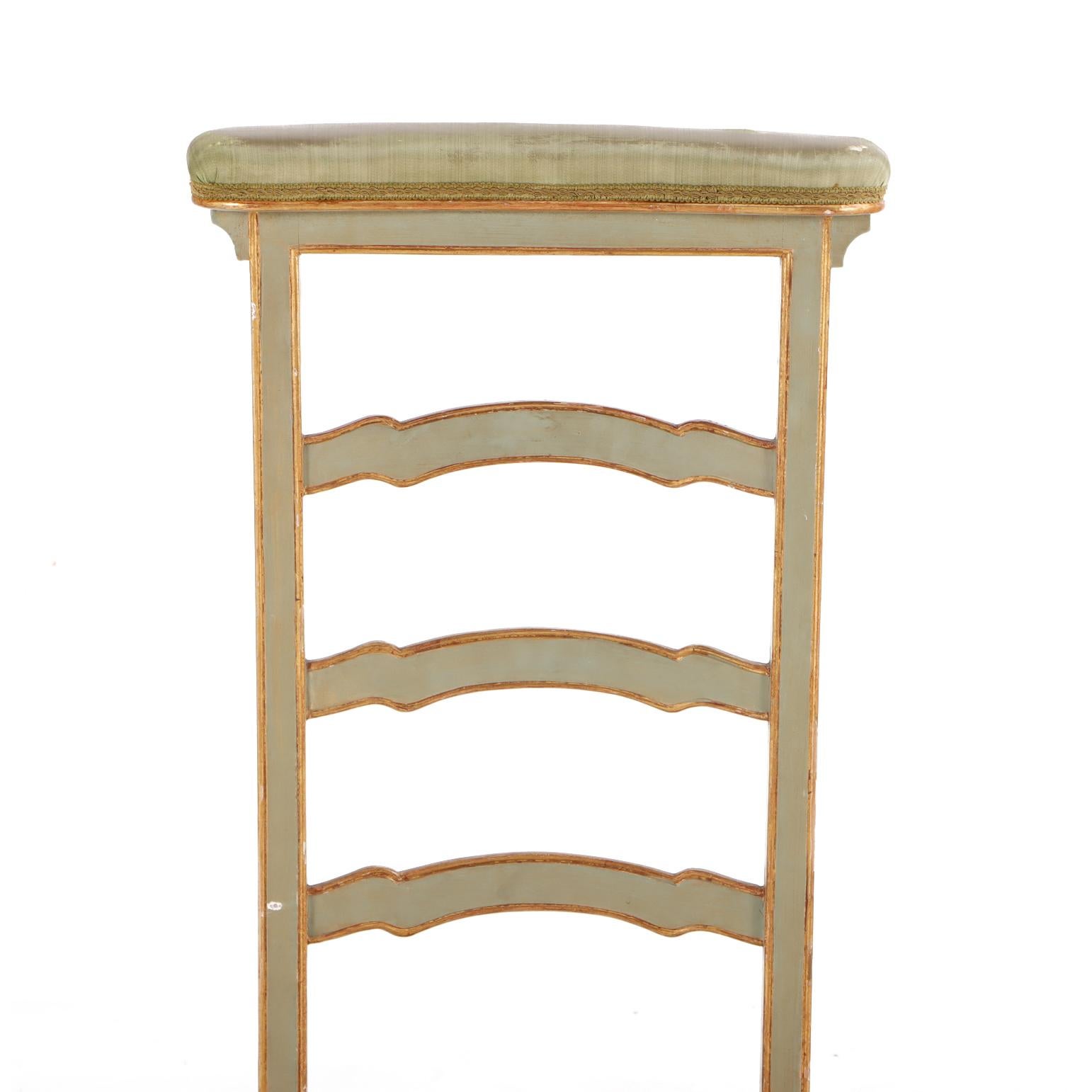 Bois Agenouilloir / Valet de chambre de style Louis XVI français dans la manière de la Maison Jansen. en vente