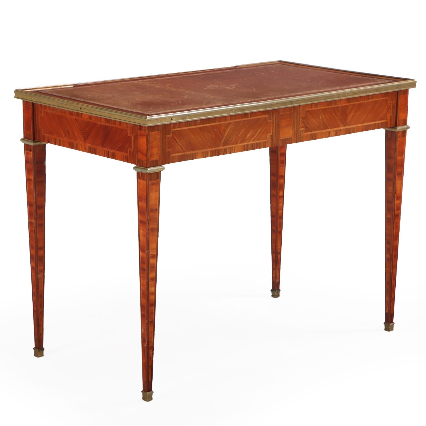 Ein französischer Schreibtisch im Stil Louis XVI mit Lederplatte, um 1920. (Louis XVI.) im Angebot