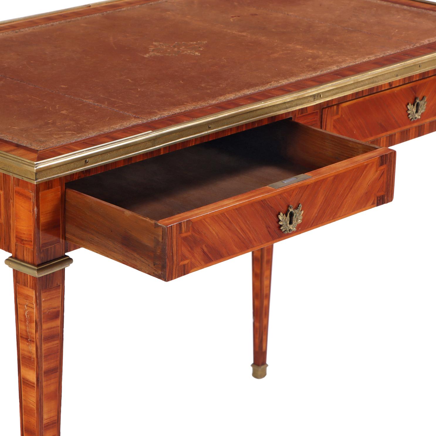 Ein französischer Schreibtisch im Stil Louis XVI mit Lederplatte, um 1920. (Französisch) im Angebot