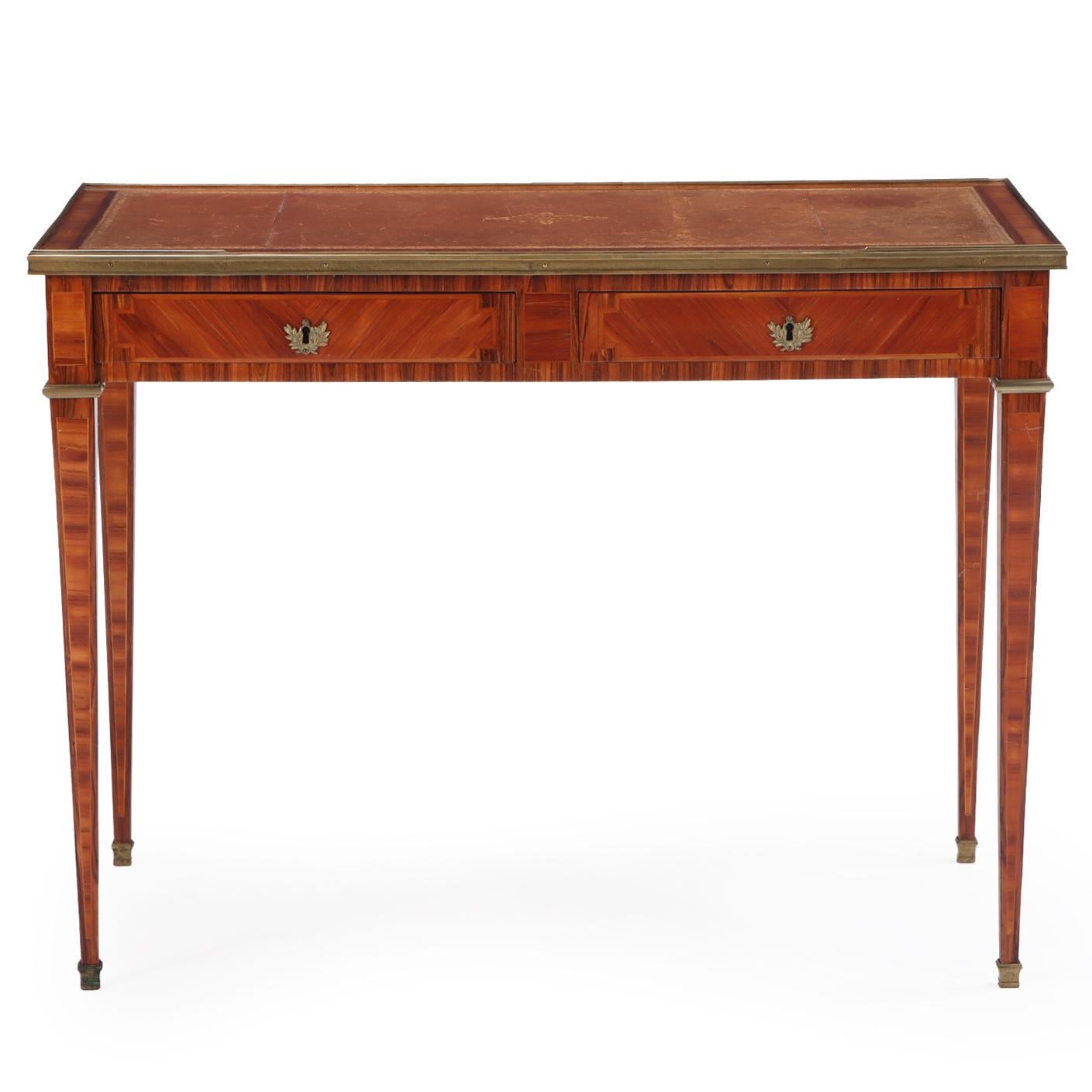 Ein französischer Schreibtisch im Stil Louis XVI mit Lederplatte, um 1920. im Zustand „Gut“ im Angebot in Philadelphia, PA