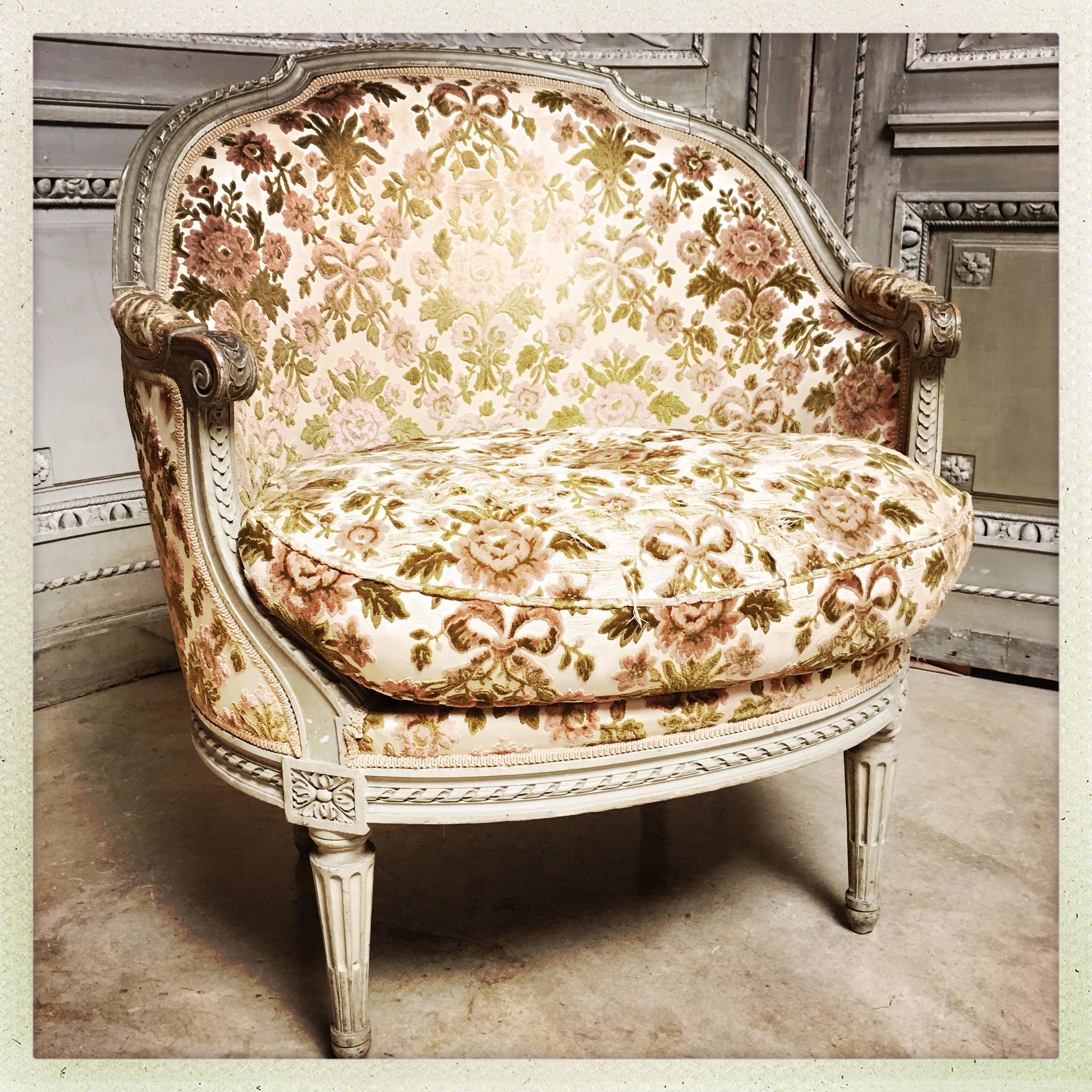 French Louis XVI Style Marquise in a Painted Finish In Good Condition In Dallas, TX