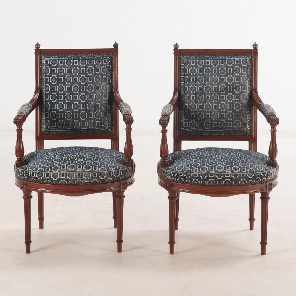 Este fauteuil es perfecto para tu despacho, sala de estar o frente al fuego de tu salón. Con respaldo cuadrado recto, brazos acolchados, bulbosos soportes de brazos torneados y estriados, asiento redondo en forma de globo, sostenido por patas