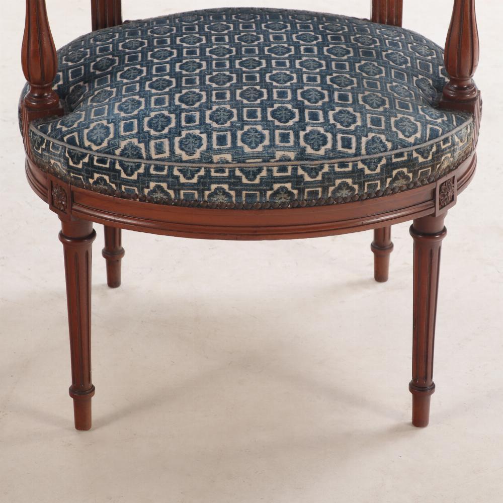 Sillón abierto francés de estilo Luis XVI, c. 1940. Tela en venta