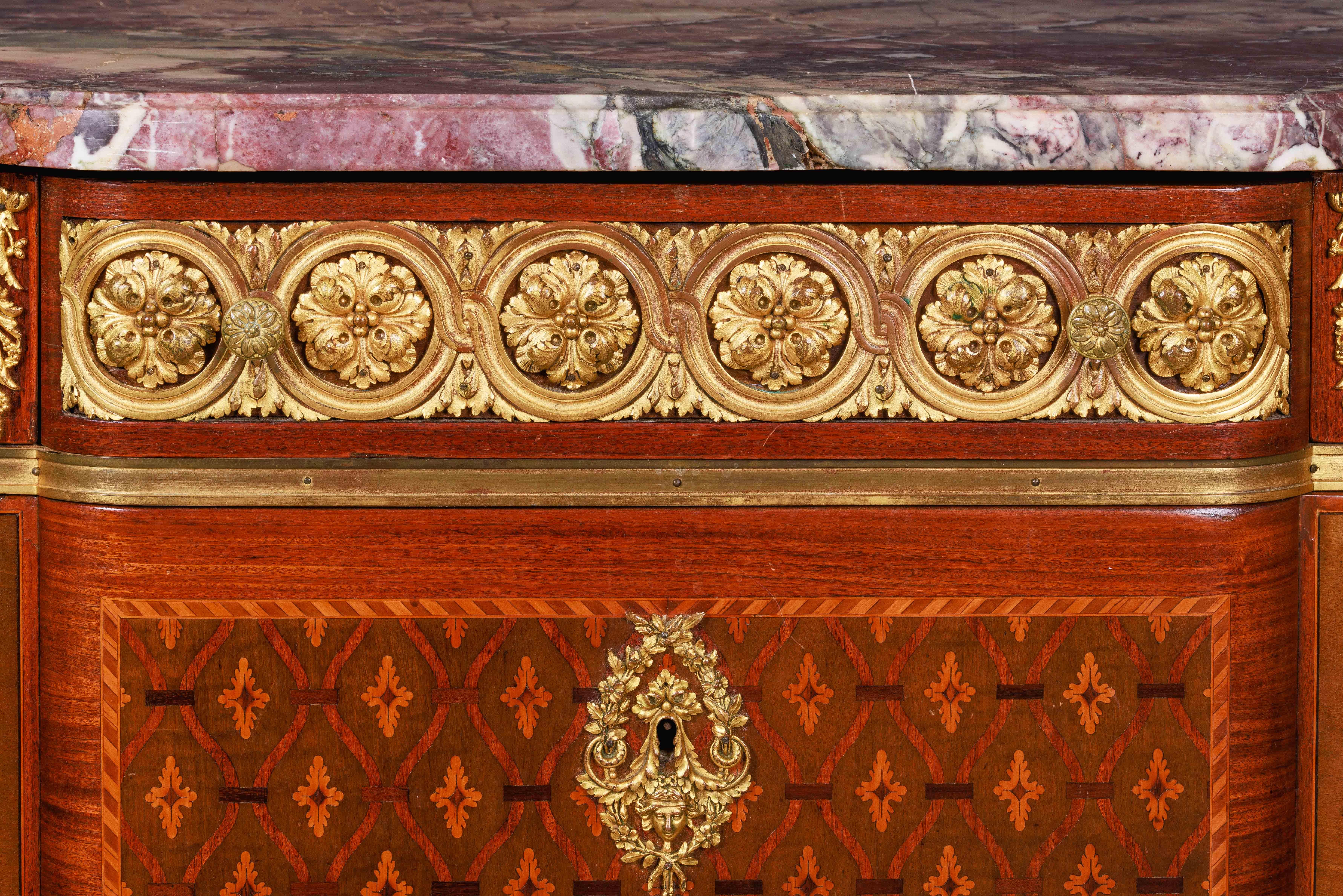 Kommode im Louis-XVI.-Stil mit Goldbronze-Intarsien und Parkett im Angebot 3