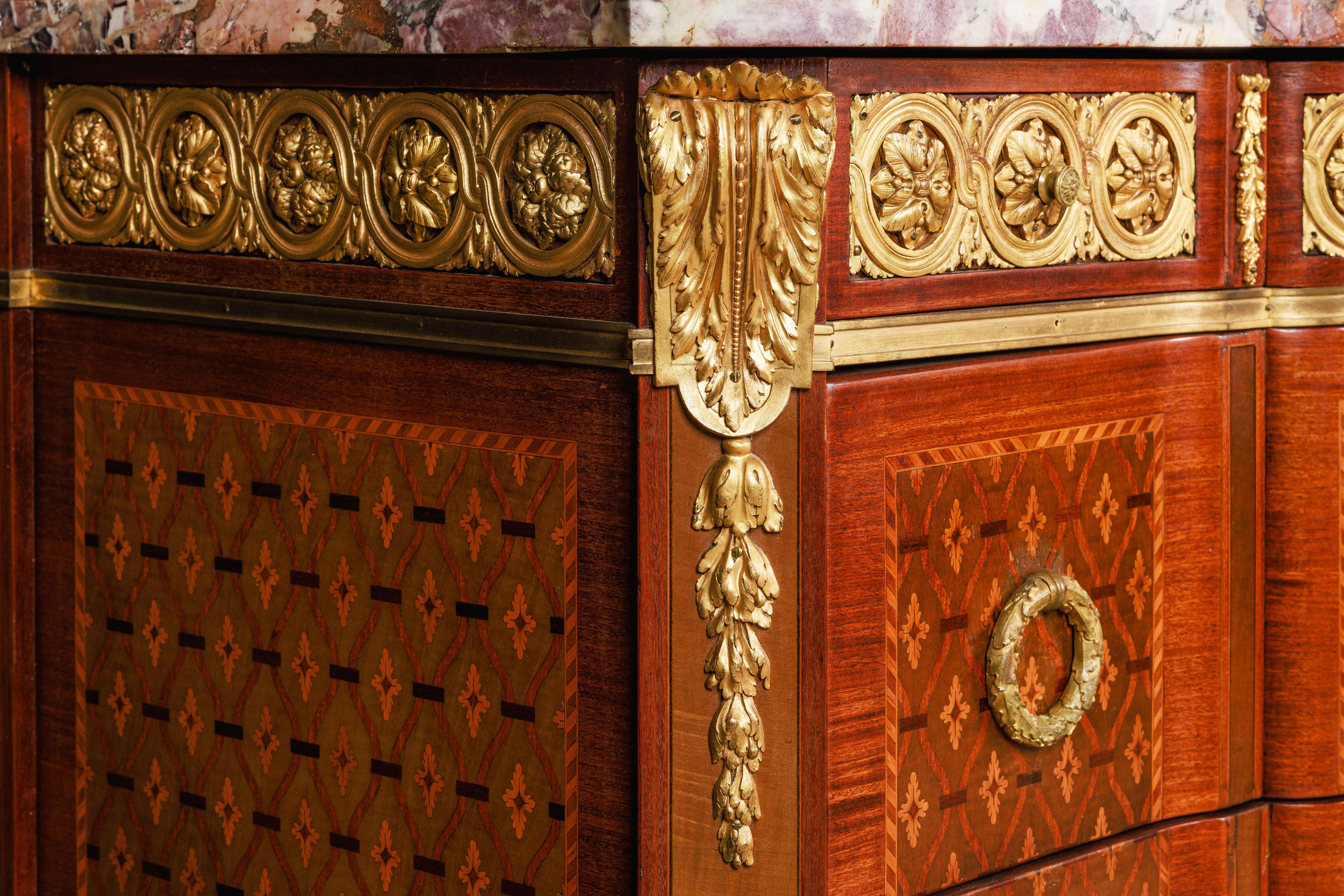 Kommode im Louis-XVI.-Stil mit Goldbronze-Intarsien und Parkett im Angebot 1