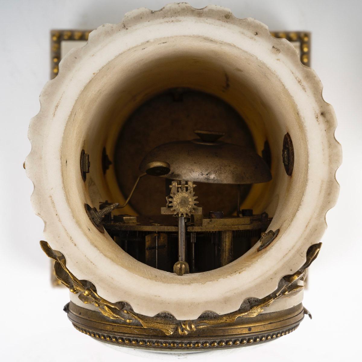 Pendule en marbre blanc monté sur bronze doré, de style Louis XVI, par Denière en vente 5