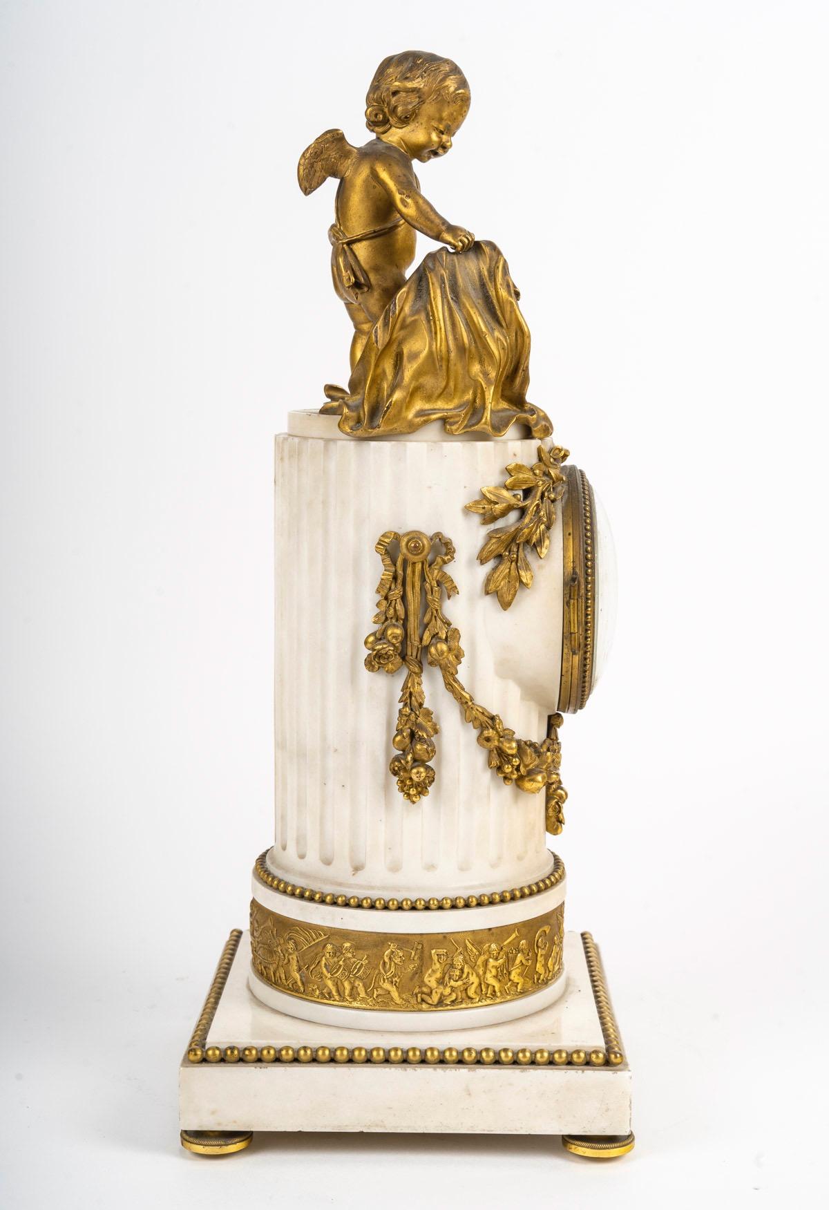 Français Pendule en marbre blanc monté sur bronze doré, de style Louis XVI, par Denière en vente