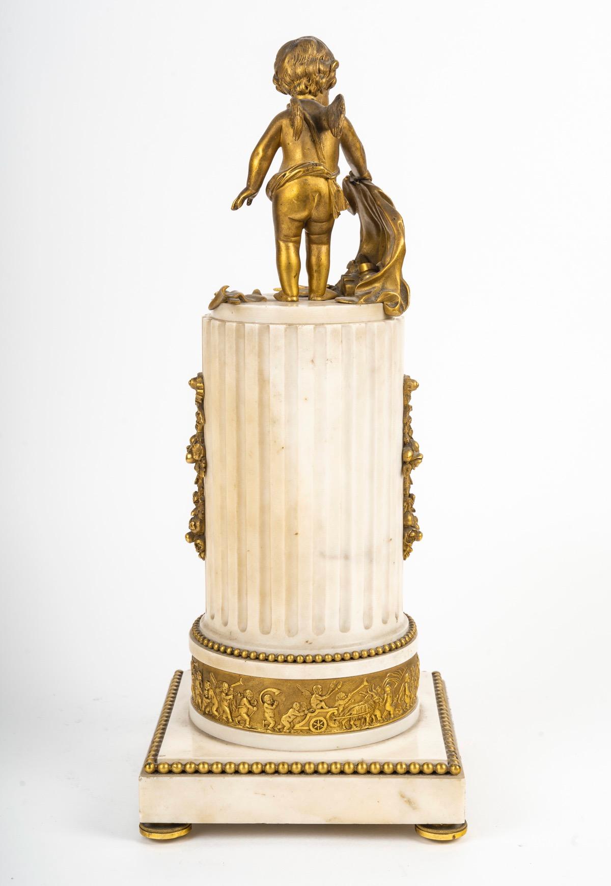 Pendule en marbre blanc monté sur bronze doré, de style Louis XVI, par Denière Bon état - En vente à Saint-Ouen, FR