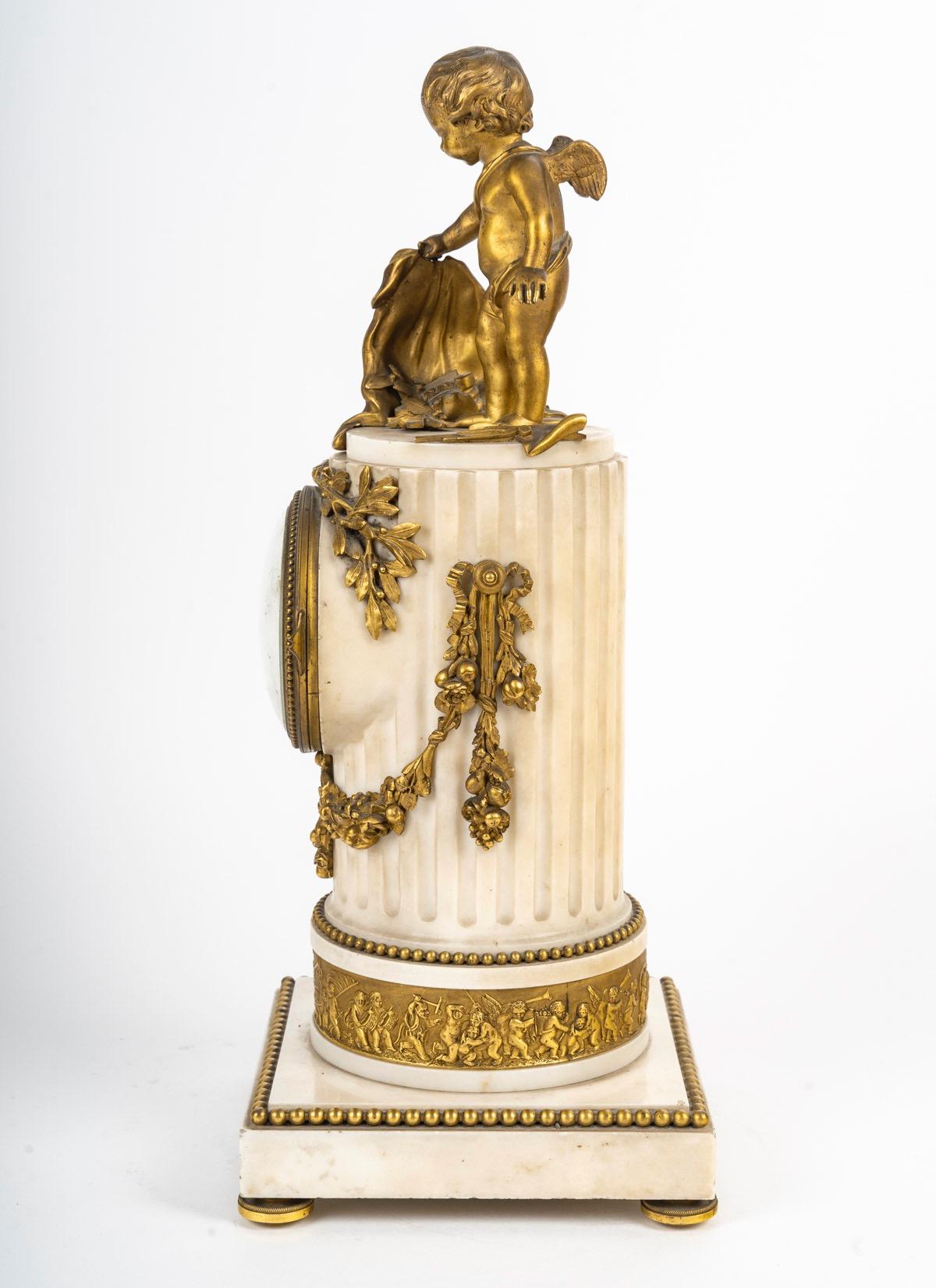 Milieu du XIXe siècle Pendule en marbre blanc monté sur bronze doré, de style Louis XVI, par Denière en vente