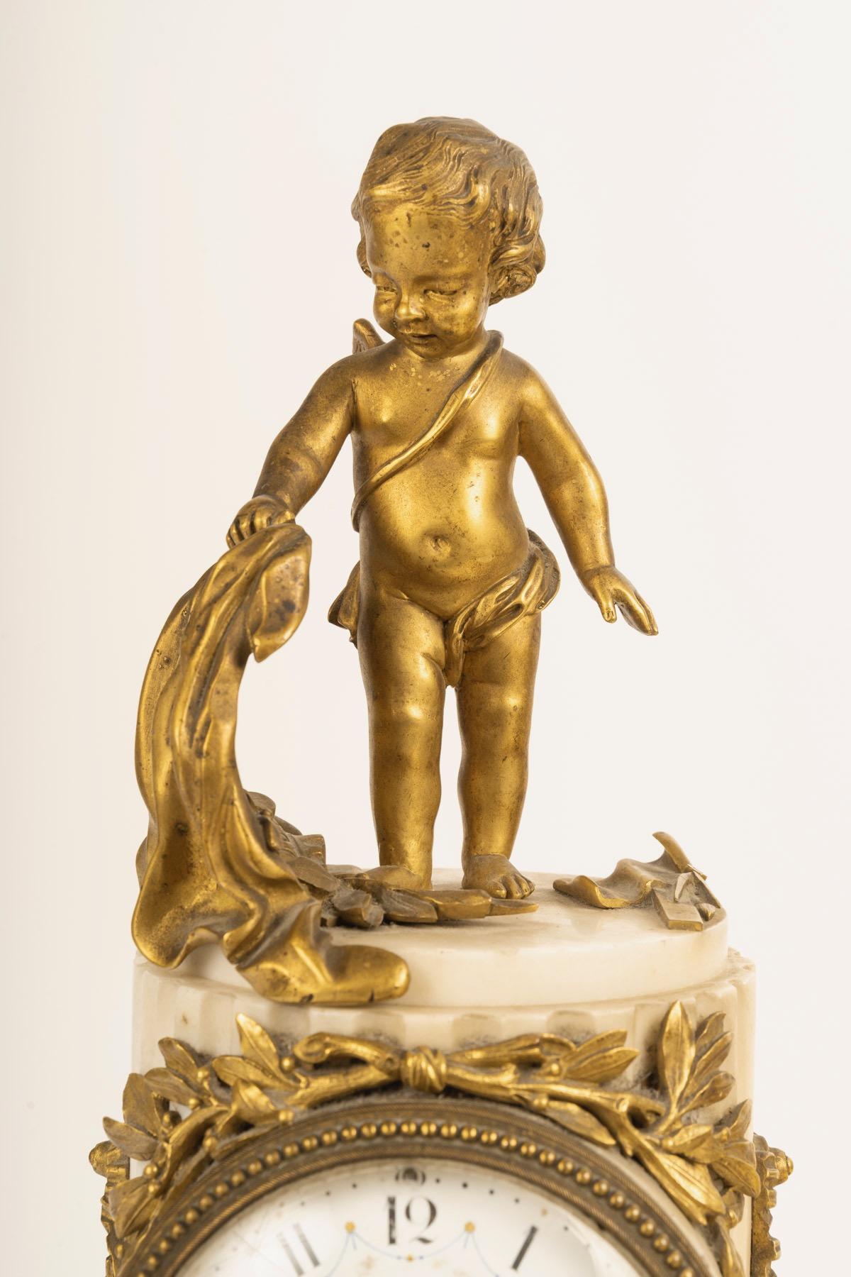 Bronze Pendule en marbre blanc monté sur bronze doré, de style Louis XVI, par Denière en vente