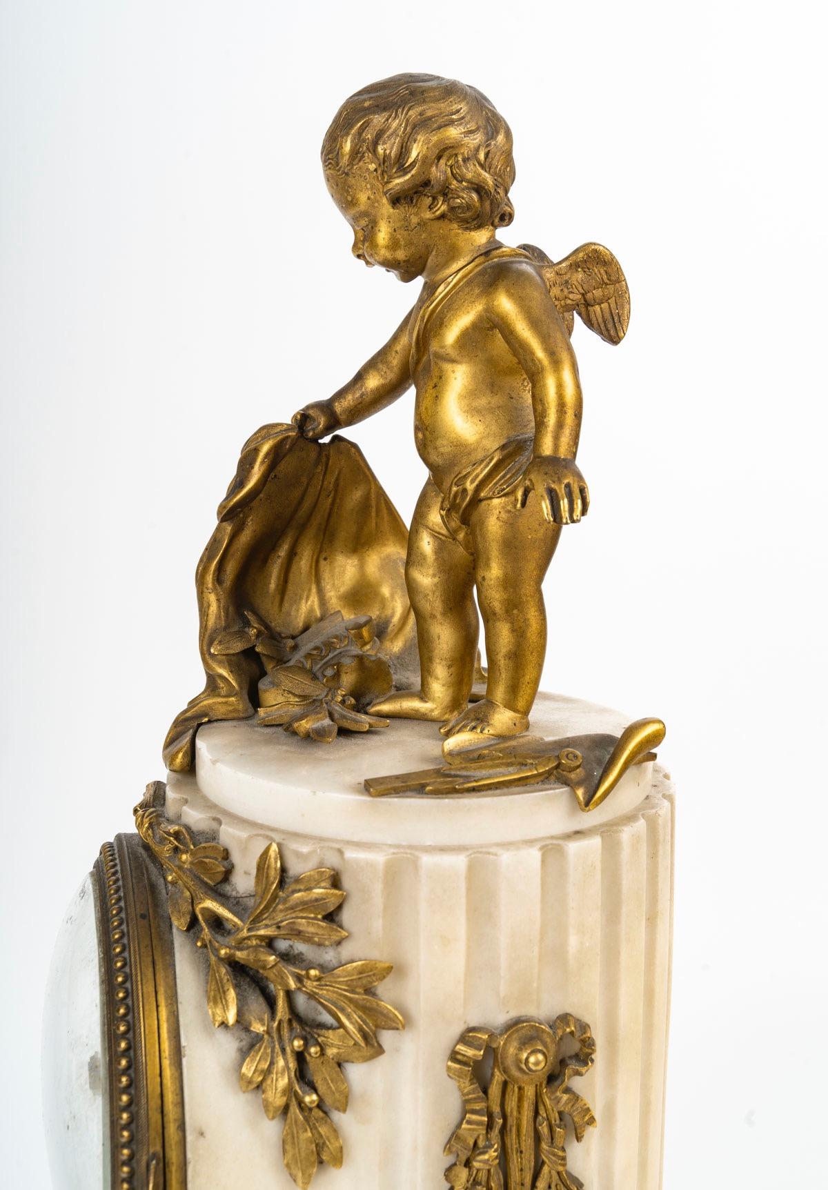 Pendule en marbre blanc monté sur bronze doré, de style Louis XVI, par Denière en vente 1
