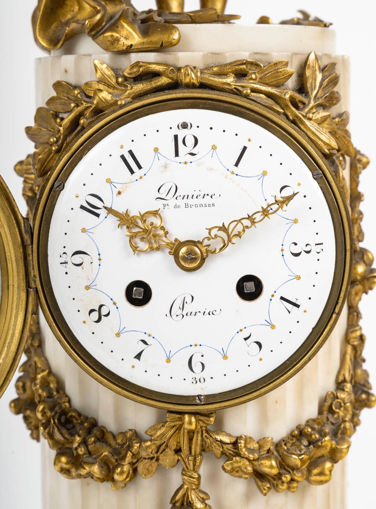 Pendule en marbre blanc monté sur bronze doré, de style Louis XVI, par Denière en vente 2