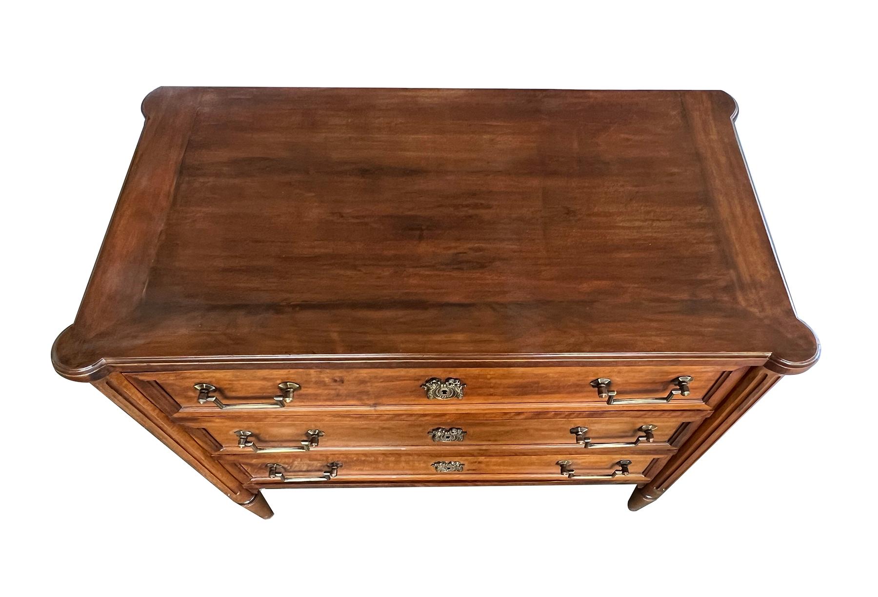Una cómoda francesa de 3 cajones de nogal estilo Luis XVI Francés en venta
