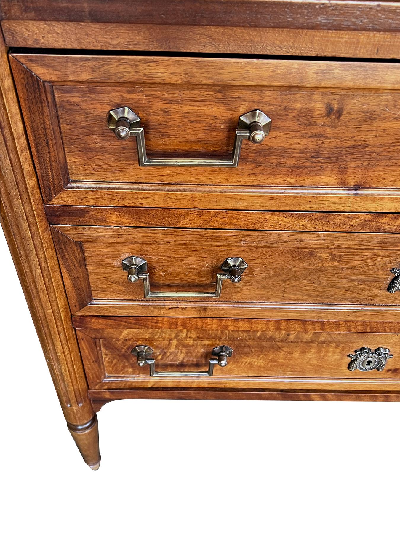 Una cómoda francesa de 3 cajones de nogal estilo Luis XVI Tallado en venta