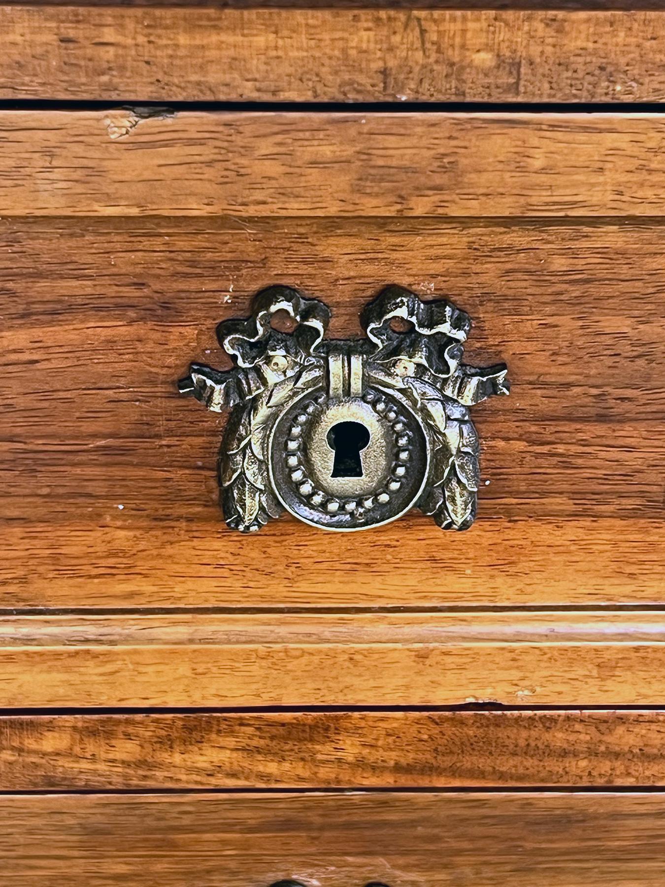 Una cómoda francesa de 3 cajones de nogal estilo Luis XVI en Bueno estado para la venta en San Francisco, CA
