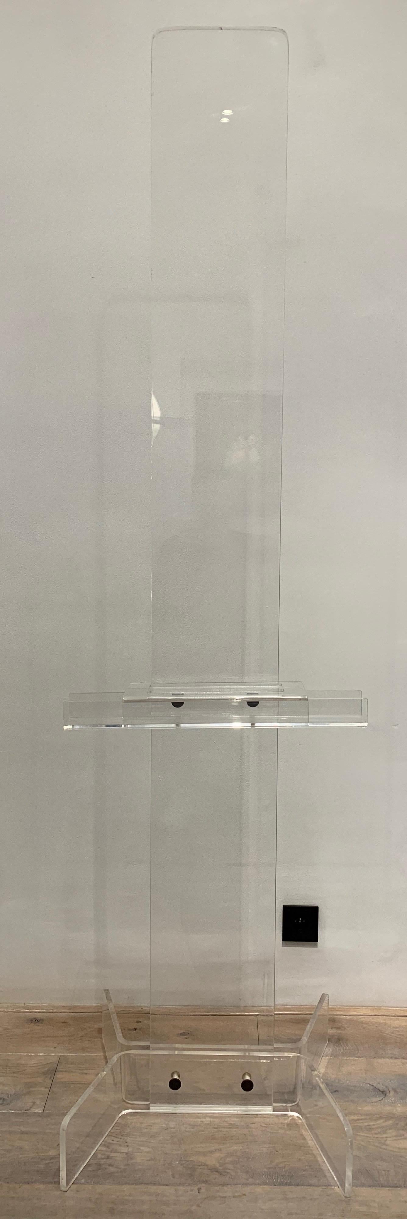 French Lucite Easel, 1970s In Good Condition For Sale In Brussels, BE