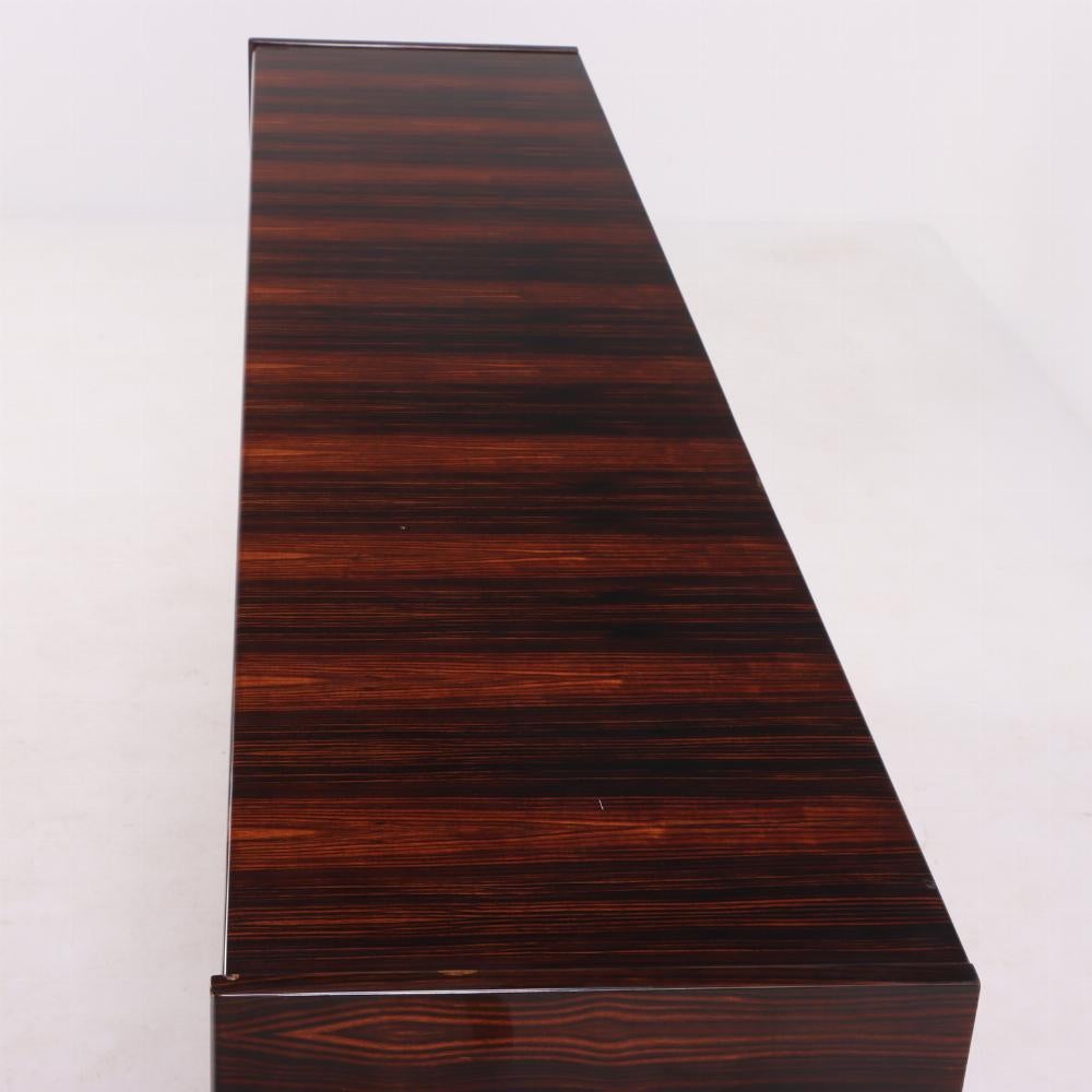 Mid-Century moderno Credenza francese in ebano Macassar, C.C. 1960. in vendita