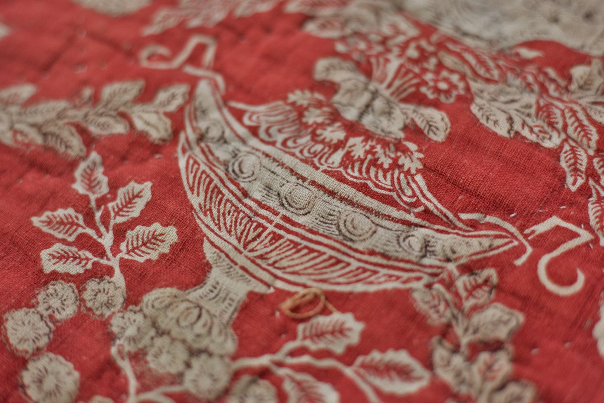 A French Madder Printed Cotton quilt with Neoclassical decor - Circa 1785/1800 5
