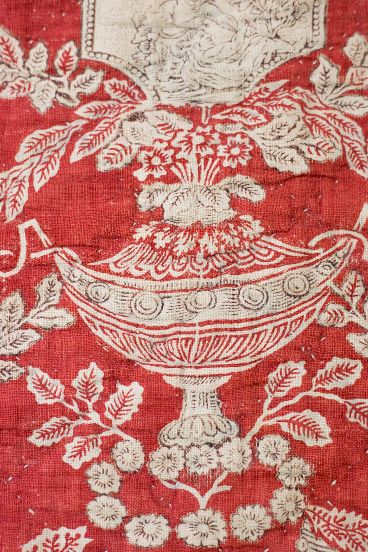 A French Madder Printed Cotton quilt with Neoclassical decor - Circa 1785/1800 In Good Condition In Toulon, FR