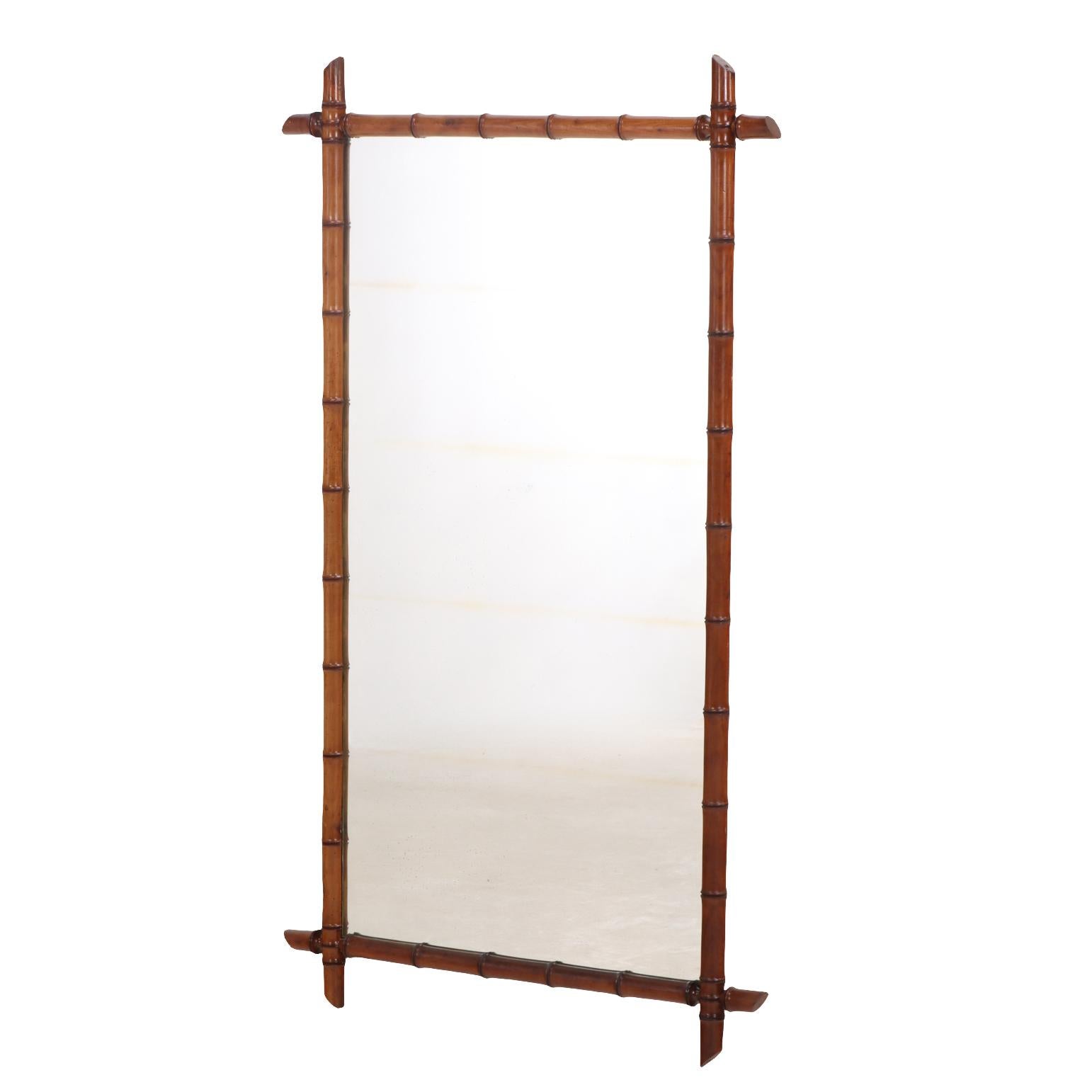 Un encantador espejo francés de imitación de bambú del siglo XIX, torneado a mano en arce y elaborado en el siempre popular estilo de imitación de bambú asociado al gusto de finales del siglo XIX y principios del Art Nouveau. El gran marco muestra