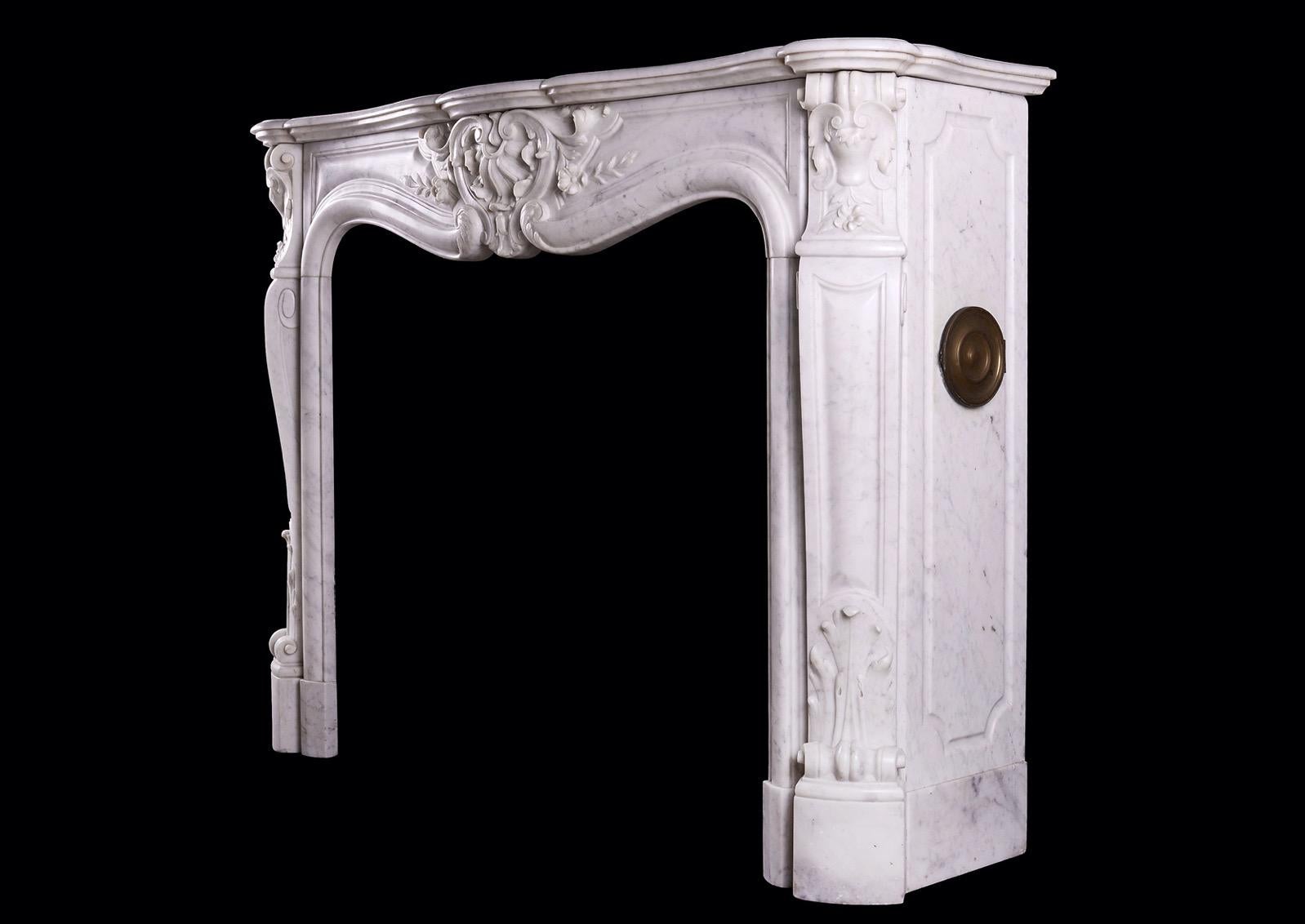 A French Marble Fireplace in Carrara Marble In Good Condition In London, GB