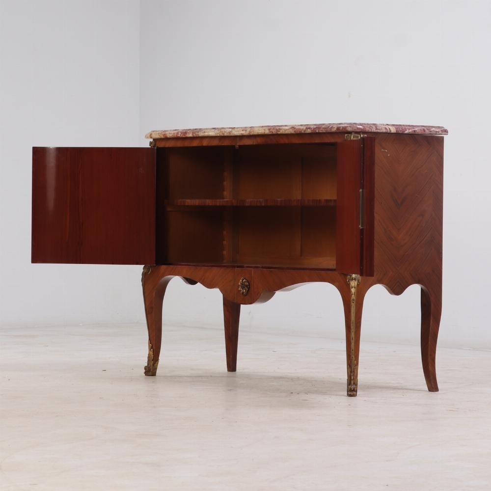 Francese Un server francese con piano in marmo laccato etichettato come Gouffé, C.C. 1950. in vendita