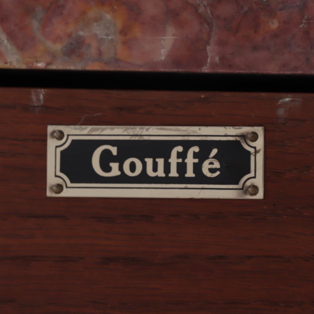 XX secolo Un server francese con piano in marmo laccato etichettato come Gouffé, C.C. 1950. in vendita