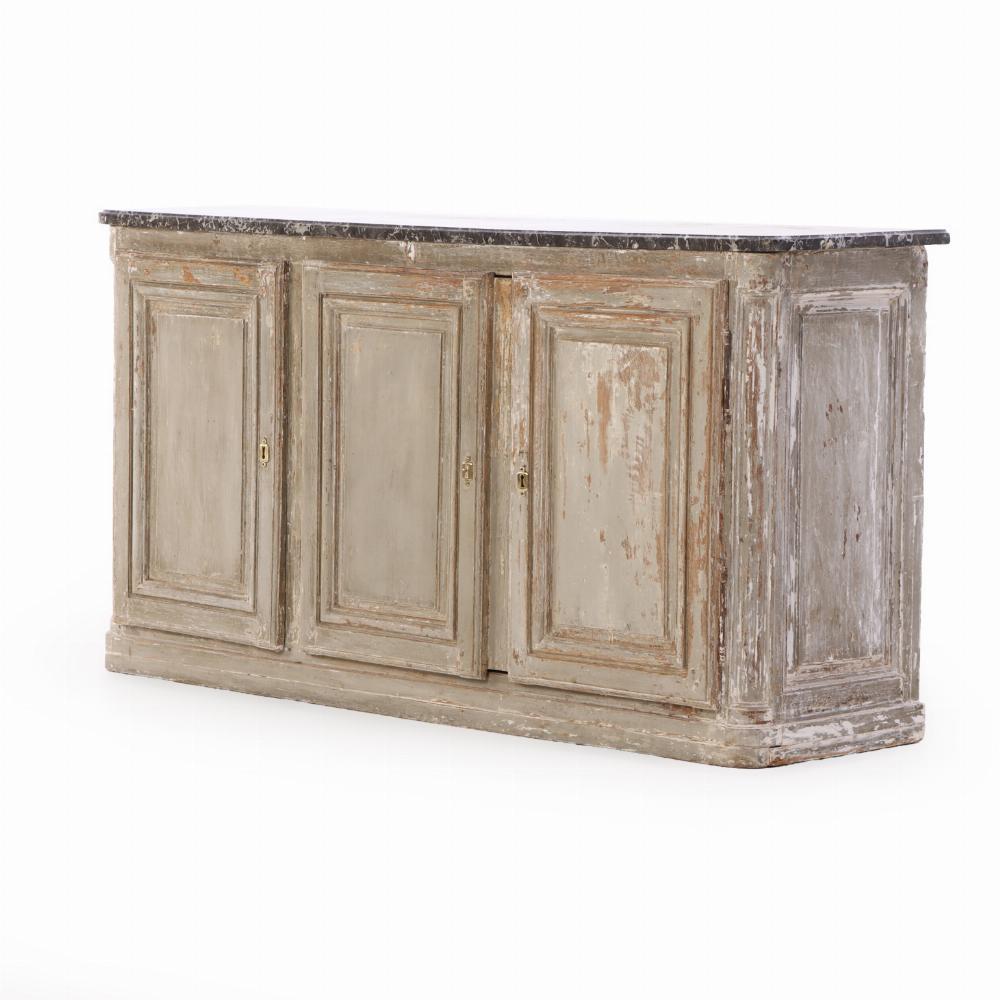 Dieses antike Buffet im Louis-XV-Stil hat eine rustikale Oberfläche und bietet eine hervorragende Aufbewahrungsmöglichkeit mit einer großen Fläche zum Servieren oder Ausstellen Ihrer wertvollen Sammlungen. Die rechteckige Marmorplatte mit