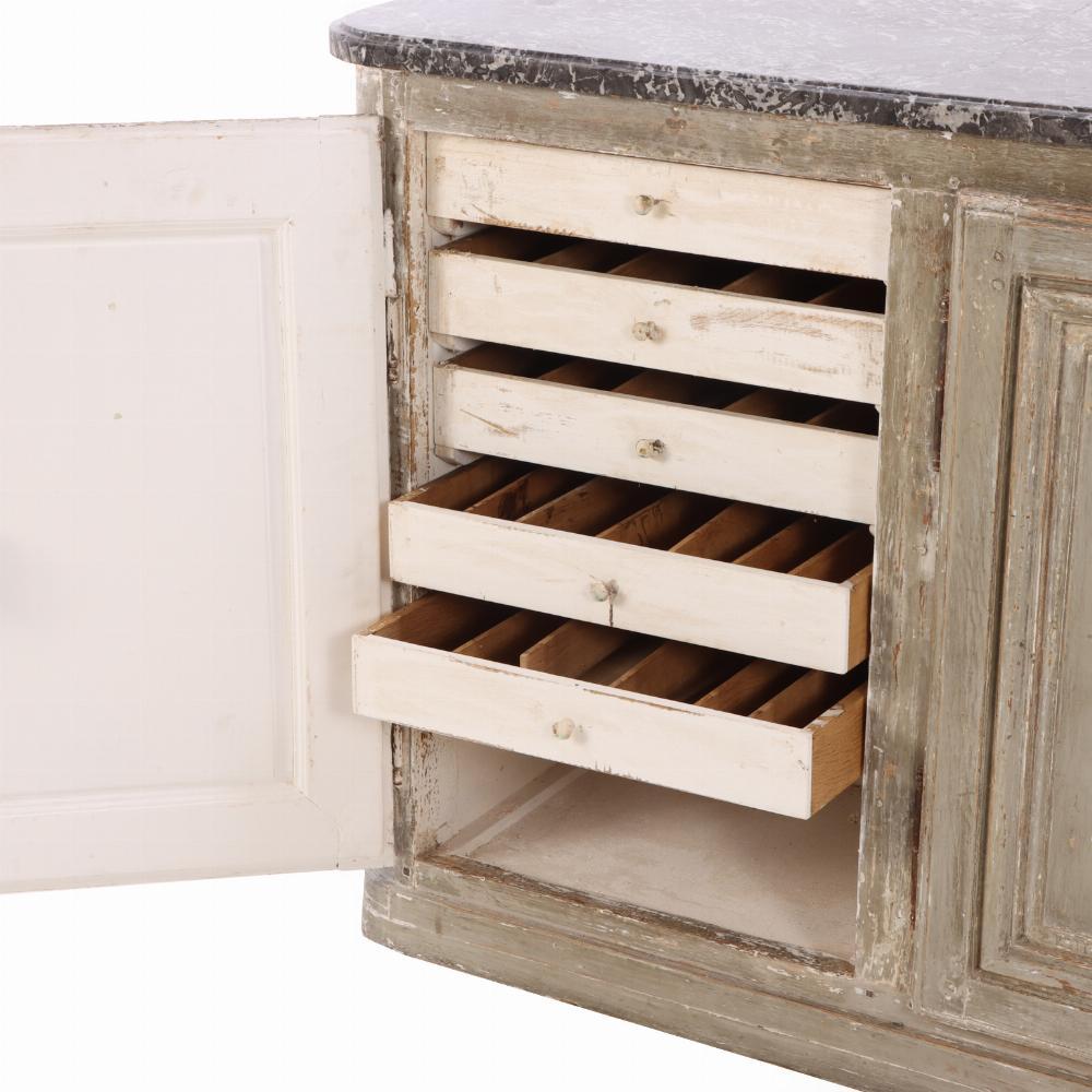 Ein französisches Sideboard mit Marmorplatte, lackiert, um 1840. (Französisch) im Angebot