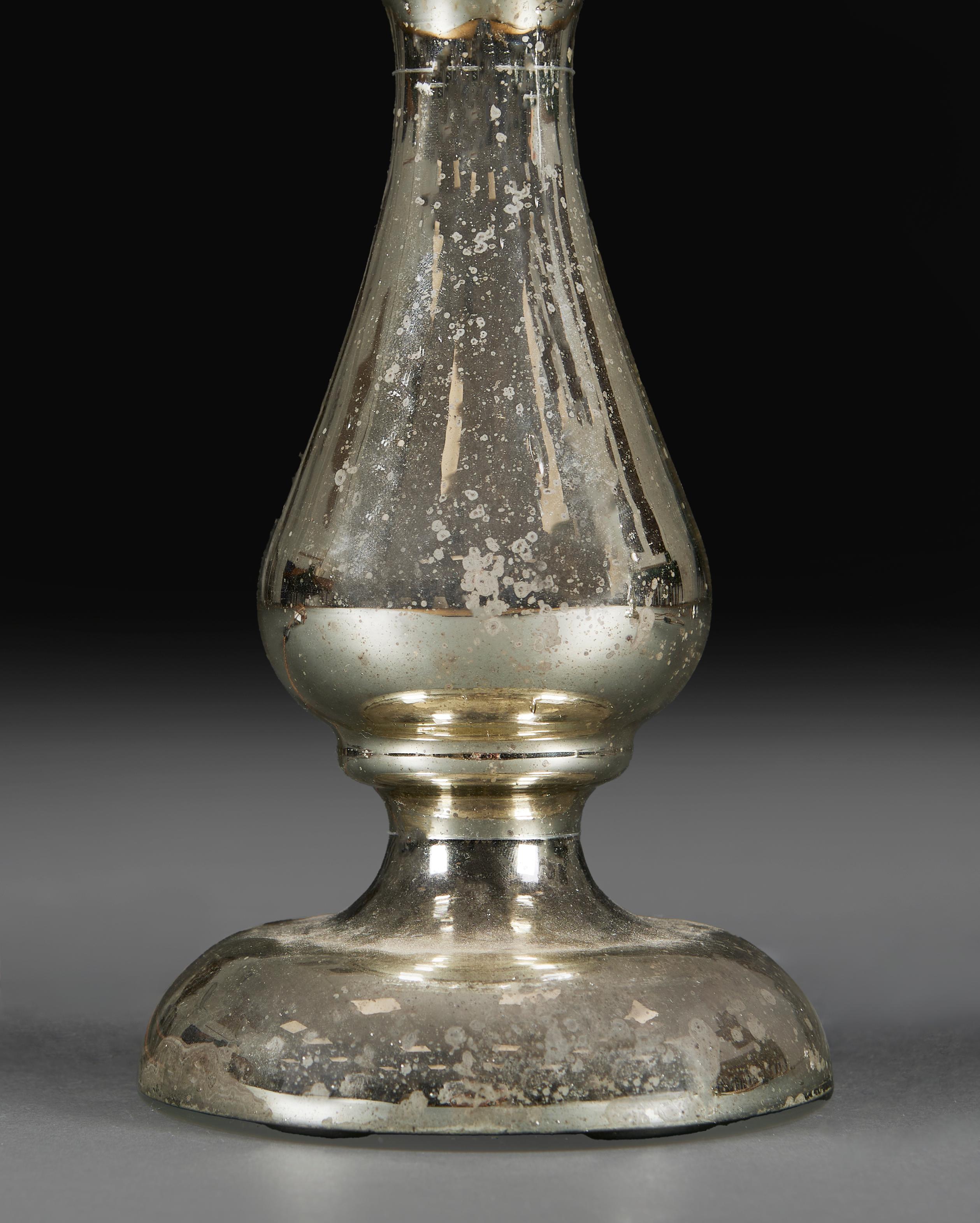 Un candelabro francés de cristal de mercurio de principios del siglo XX, ahora como lámpara de sobremesa.

Tenga en cuenta:

Pantalla no incluida. La lámpara se ha fotografiado con una pantalla de tarjeta Pembroke de 14