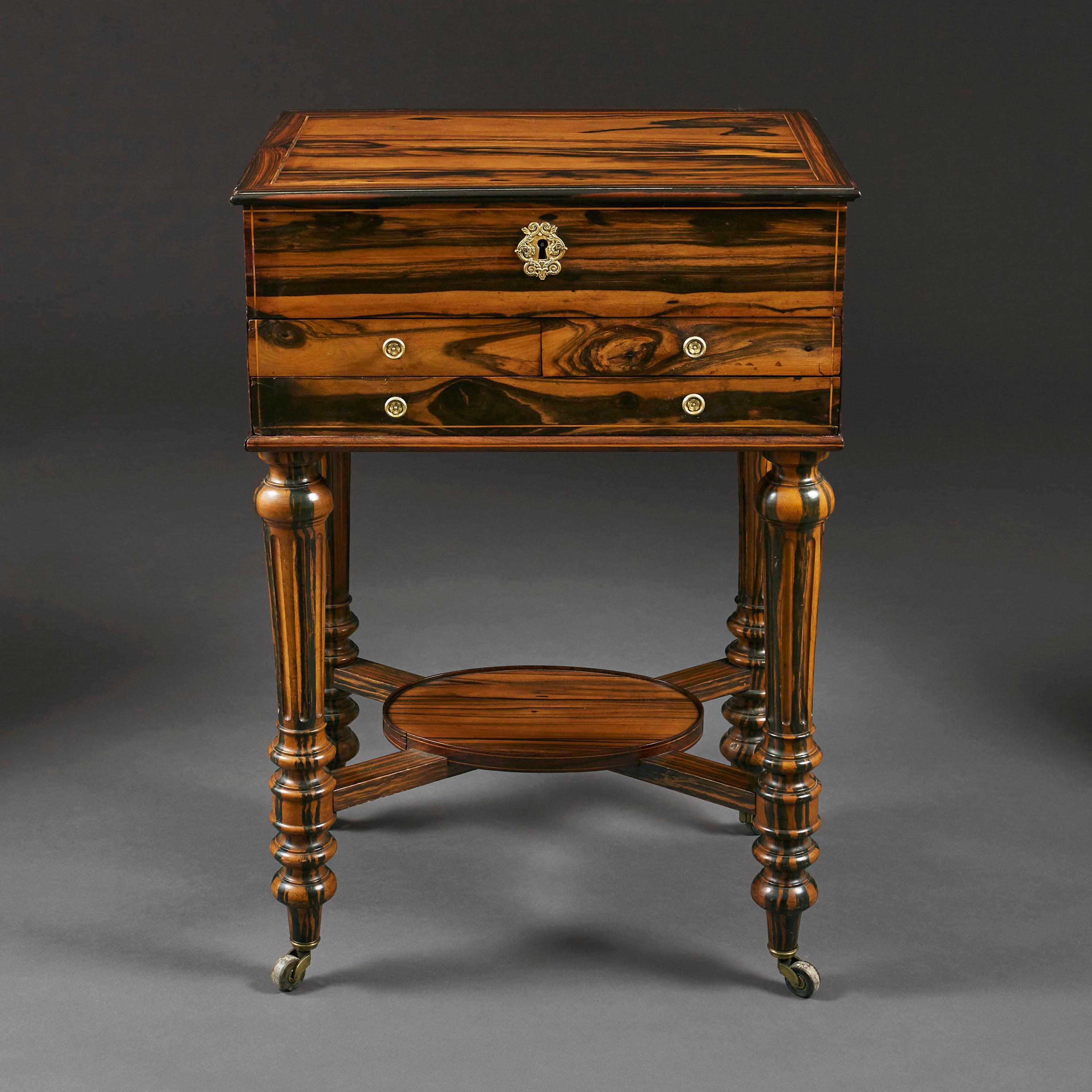 Français Table de chevet française en bois de Coromandel du milieu du XIXe siècle en vente
