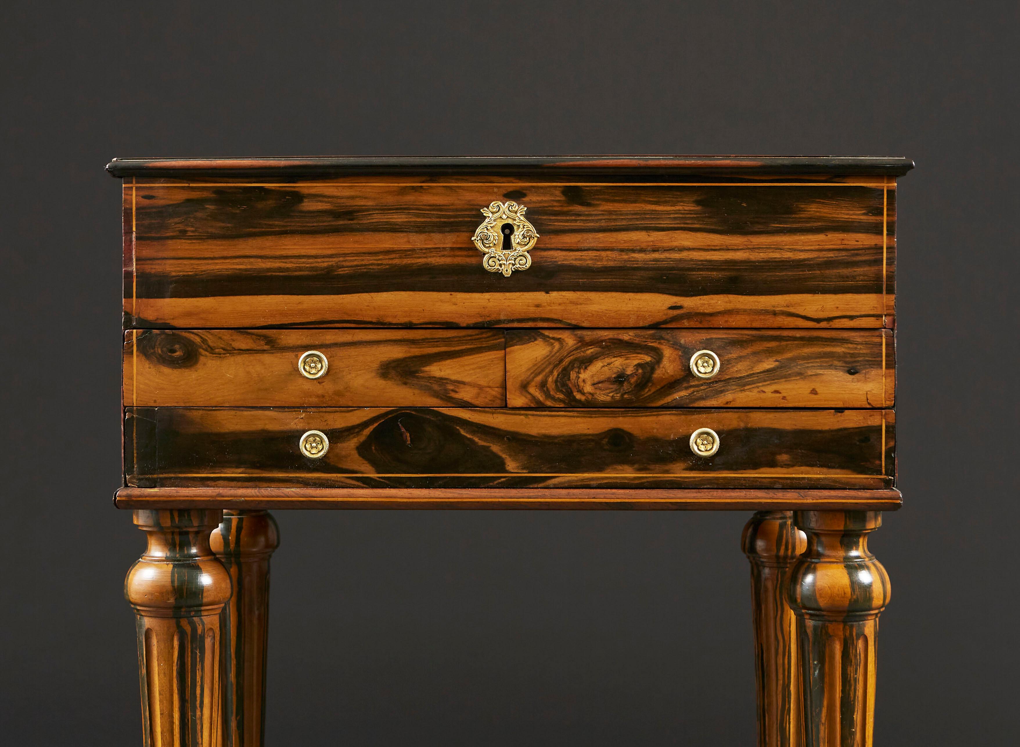 Table de chevet française en bois de Coromandel du milieu du XIXe siècle Bon état - En vente à London, GB
