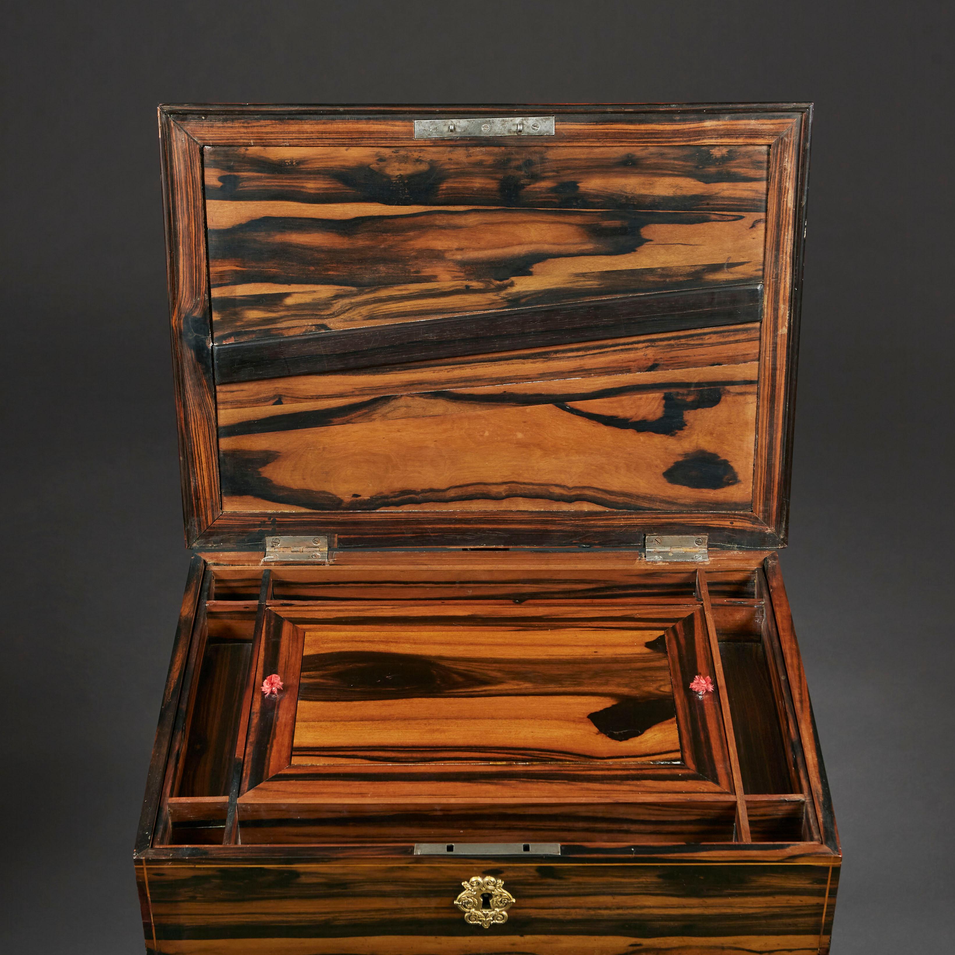 Bois de feuillus Table de chevet française en bois de Coromandel du milieu du XIXe siècle en vente