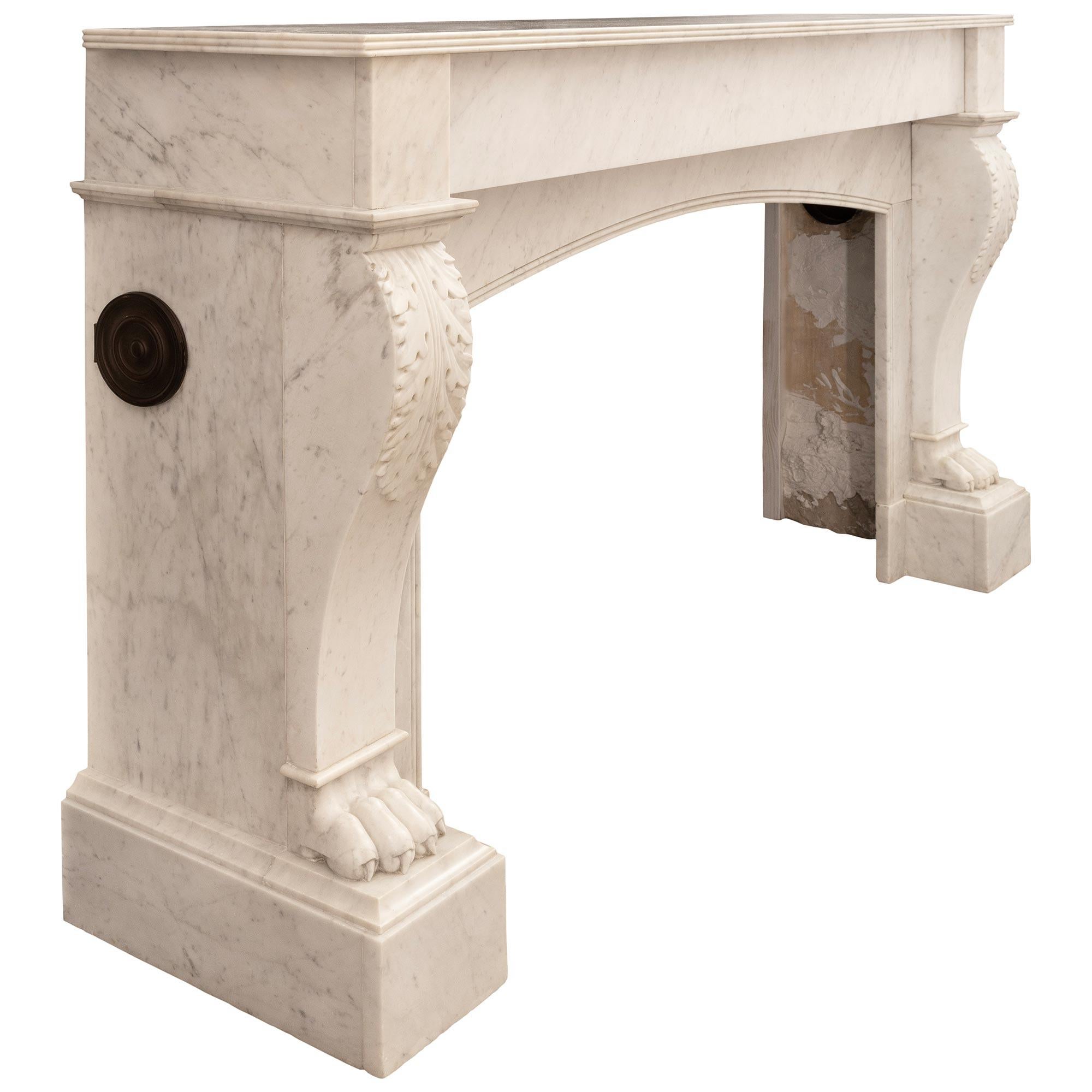 Stile impero Un camino francese della metà del XIX secolo in stile Impero in marmo bianco di Carrara in vendita