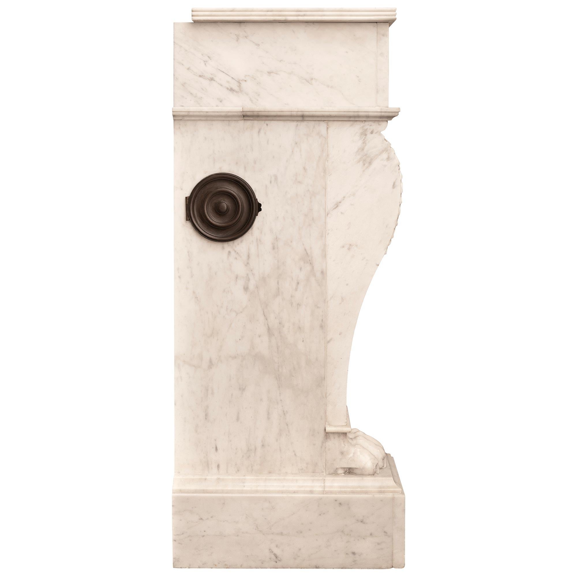 Francese Un camino francese della metà del XIX secolo in stile Impero in marmo bianco di Carrara in vendita
