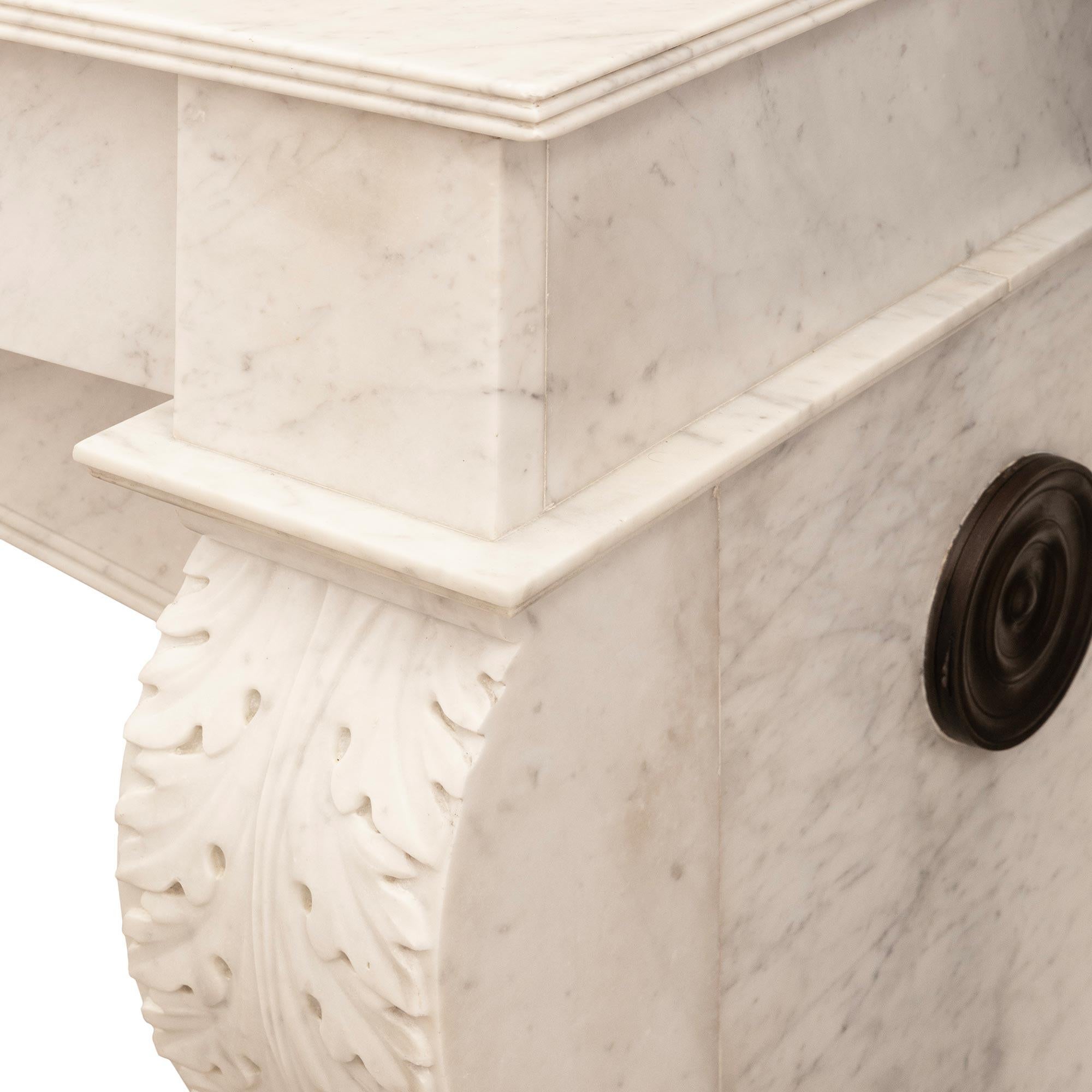 Un camino francese della metà del XIX secolo in stile Impero in marmo bianco di Carrara In condizioni buone in vendita a West Palm Beach, FL