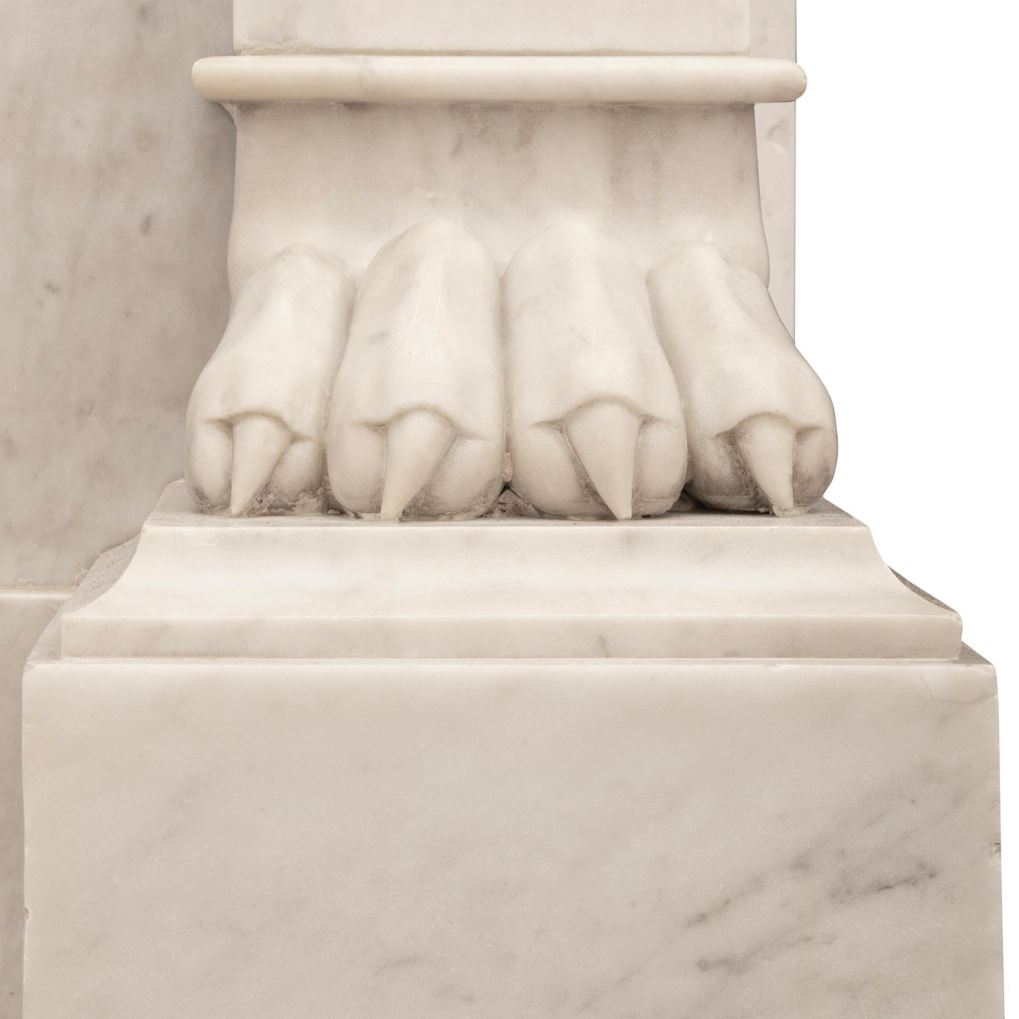 Un camino francese della metà del XIX secolo in stile Impero in marmo bianco di Carrara in vendita 2