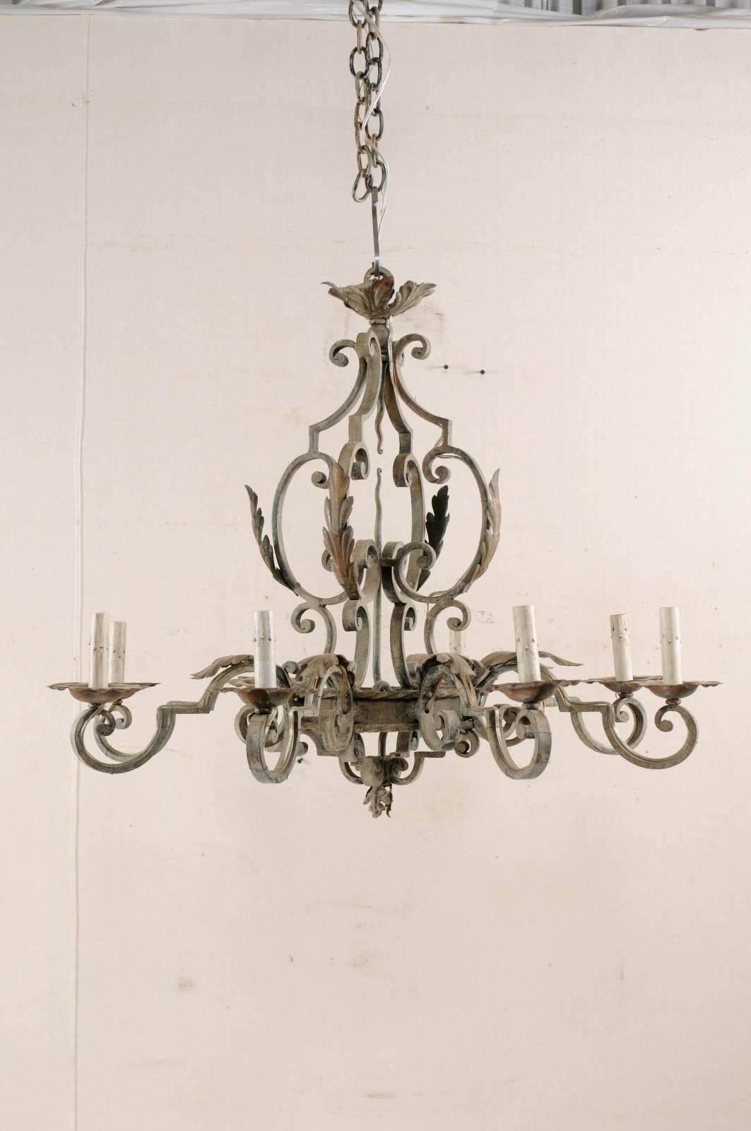Français Lustre en fer peint français à motif de volutes et de feuilles d'acanthe, recâblé pour les États-Unis