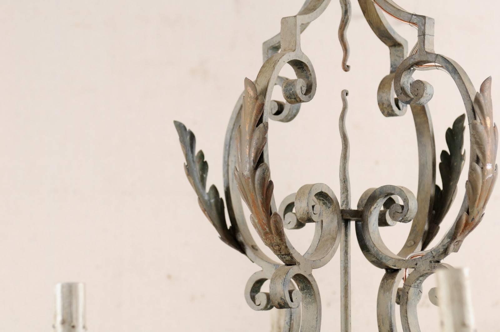 Französischer Kronleuchter aus lackiertem Eisen mit Schnörkel- und Akanthusblattmotiv, neu verkabelt für die USA (20. Jahrhundert) im Angebot
